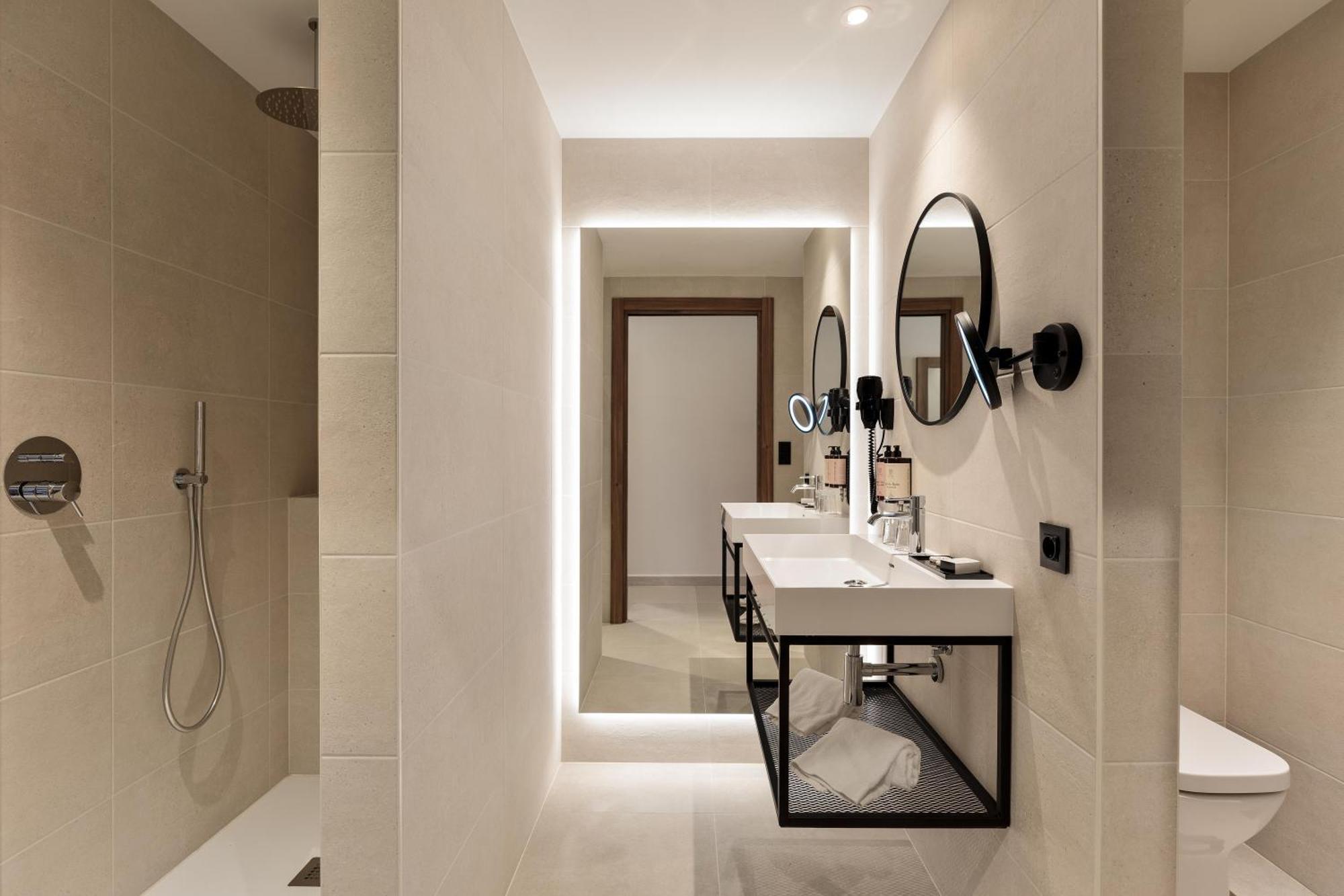 Double Room (1 or 2 Adults)