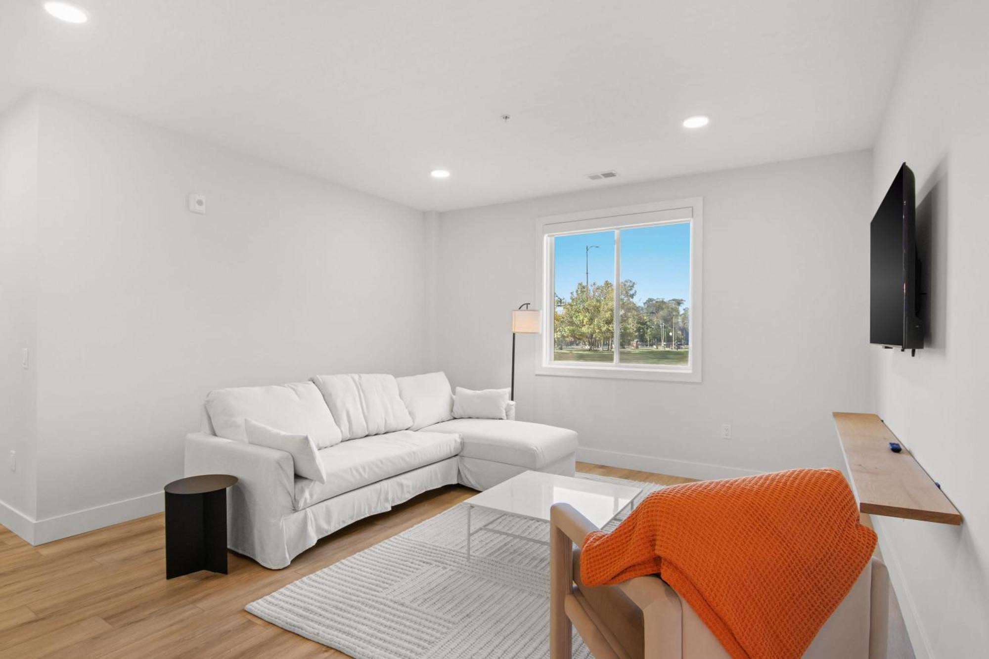 Two-Bedroom Apartment (Self Check-in with Virtual Front Desk)