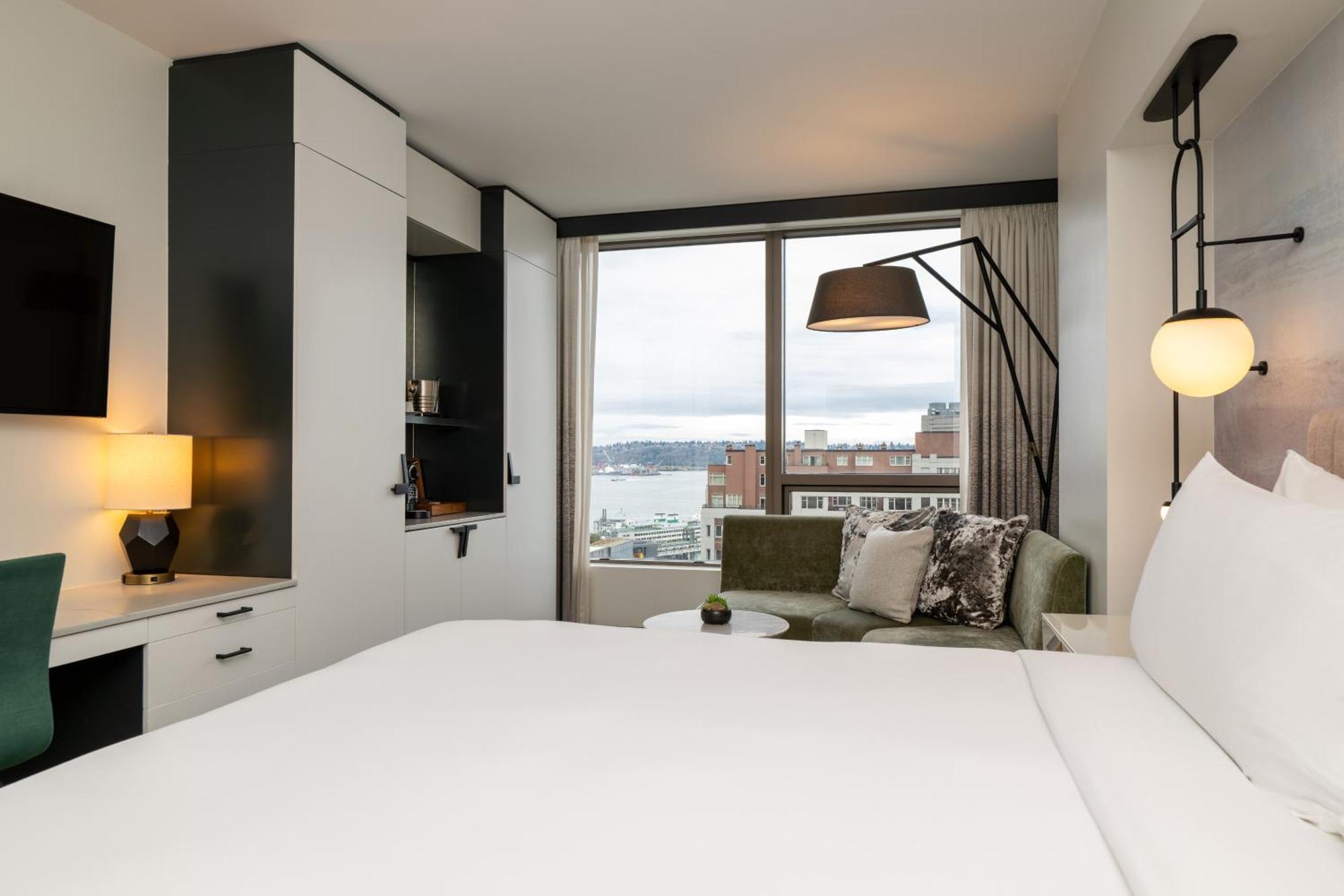 Habitación con cama extragrande y vistas al mar