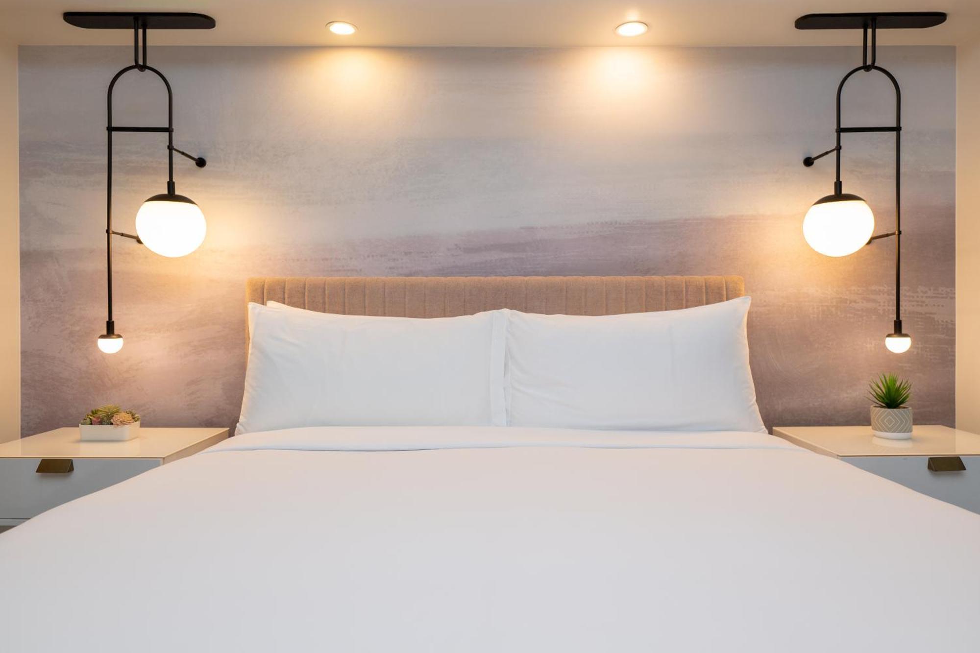 Habitación Esquinera con cama extragrande y vistas al agua