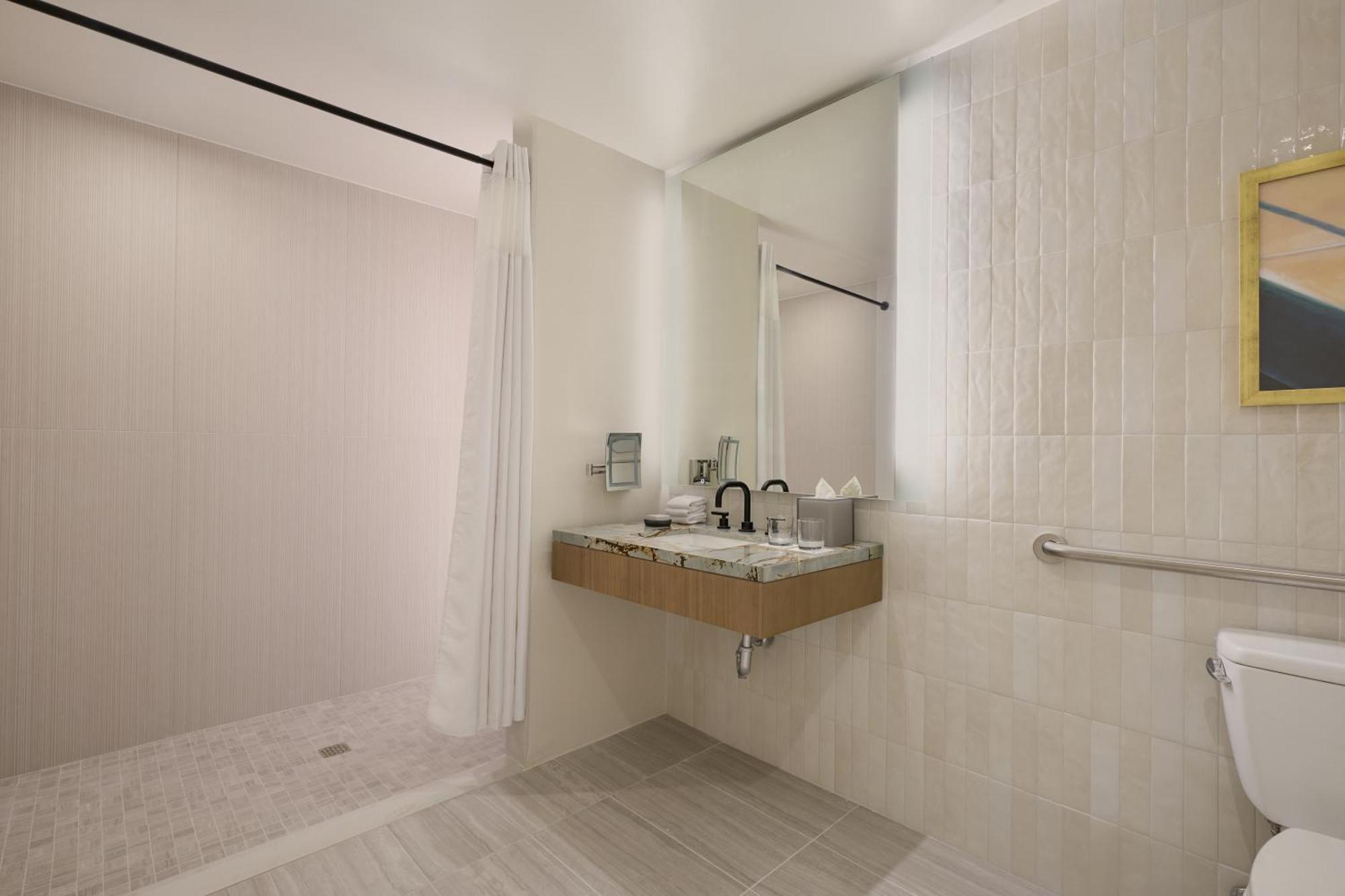 Habitación Deluxe con ducha accesible en silla de ruedas - Cama extragrande - Adaptada para personas con discapacidad auditiva y movilidad reducida