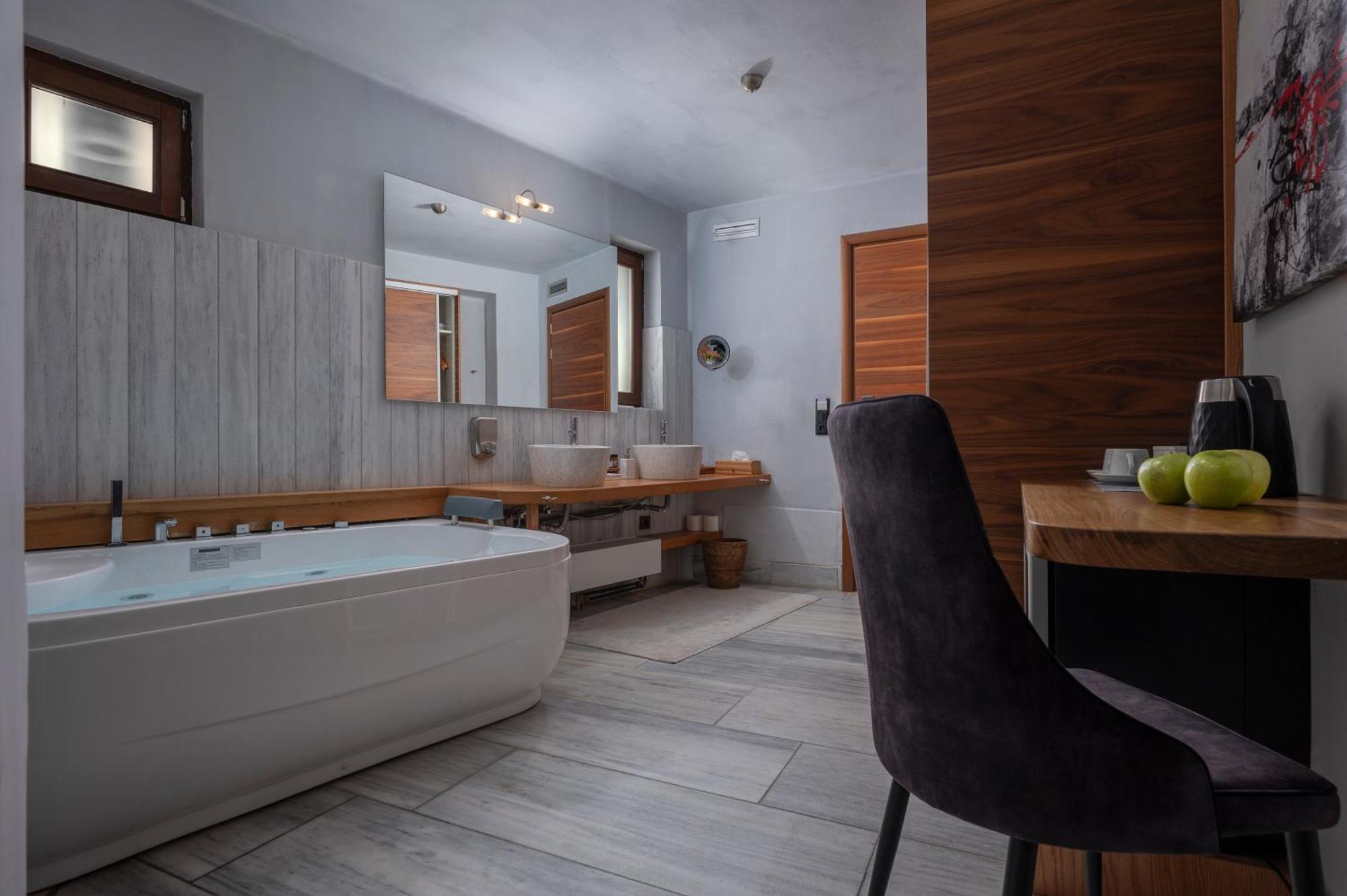 Retreat Suite with Indoor Jacuzzi