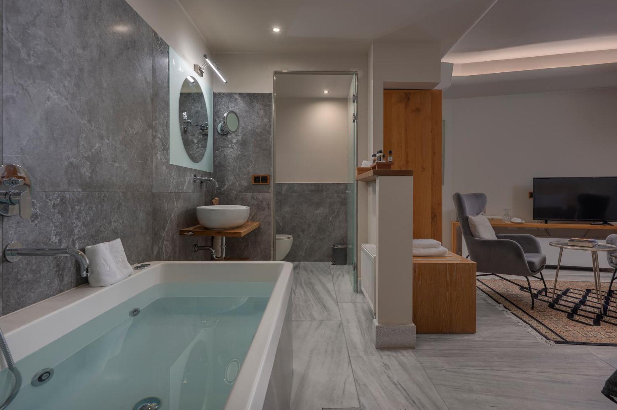 Signature Suite with Indoor Jacuzzi