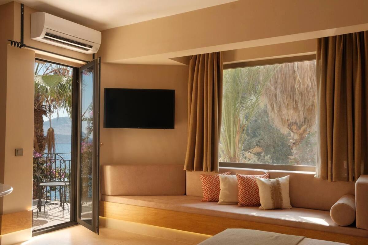Deluxe Double Room with Side Sea View