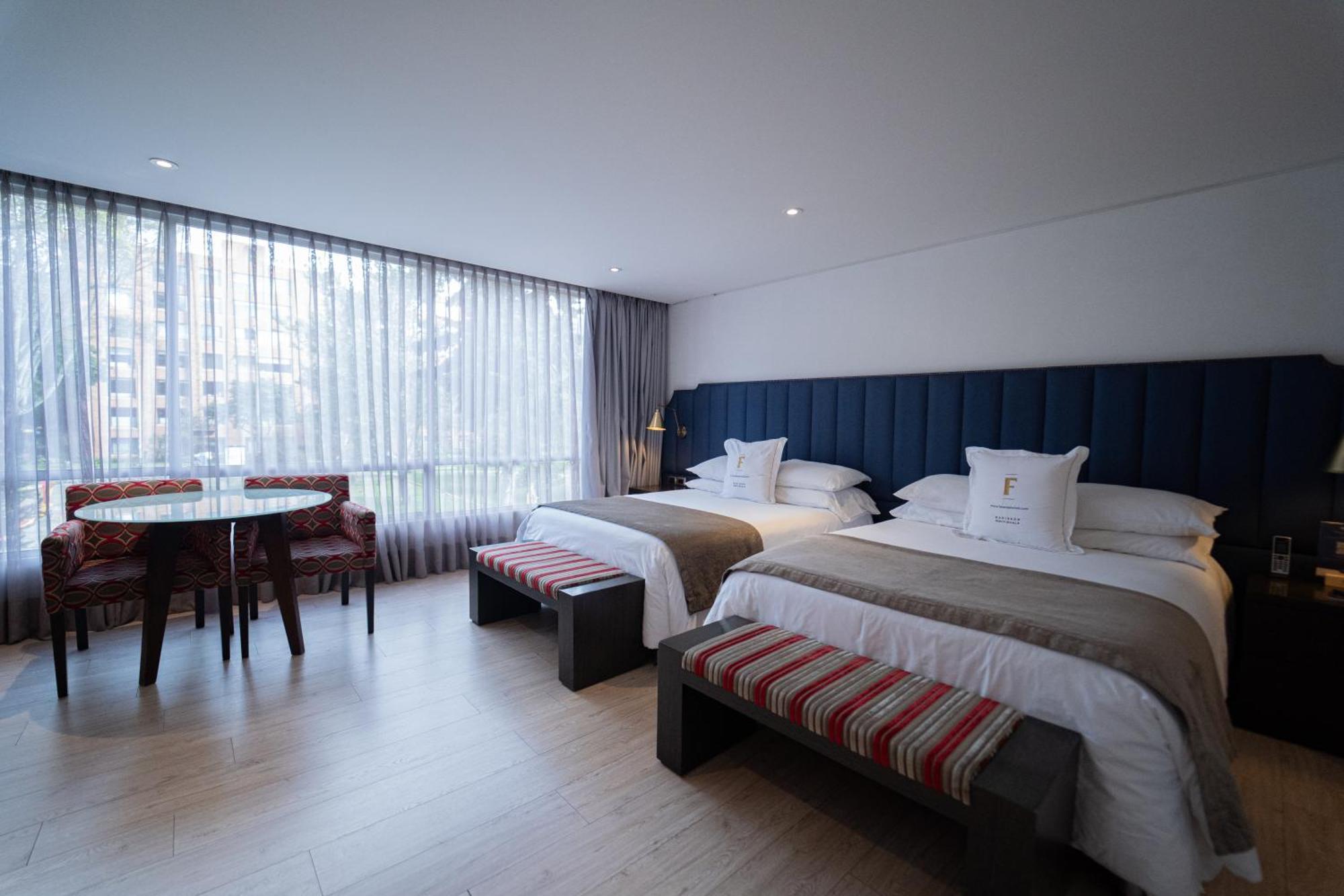 Superior 2 Queens Room