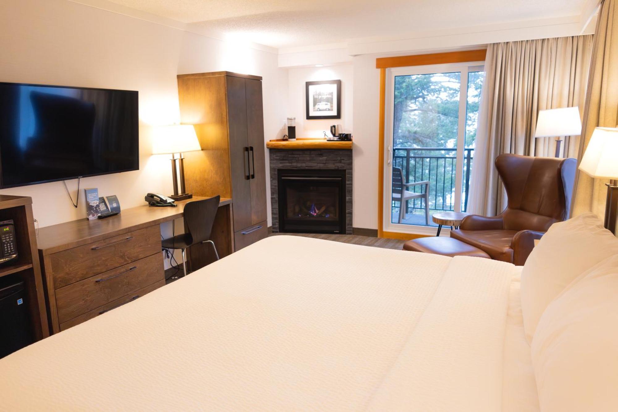 Pyramid Room One King bed