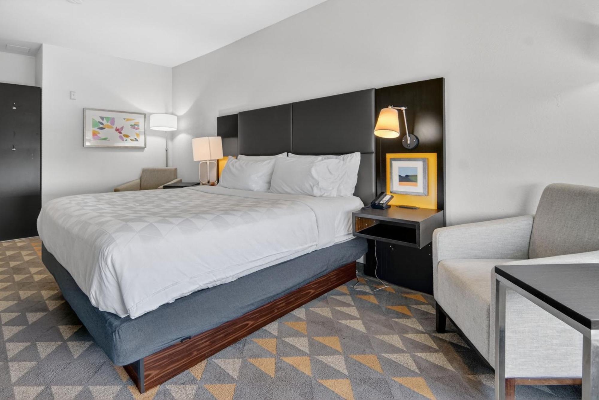Standard King Room with Roll-in Shower - Mobility Accessible