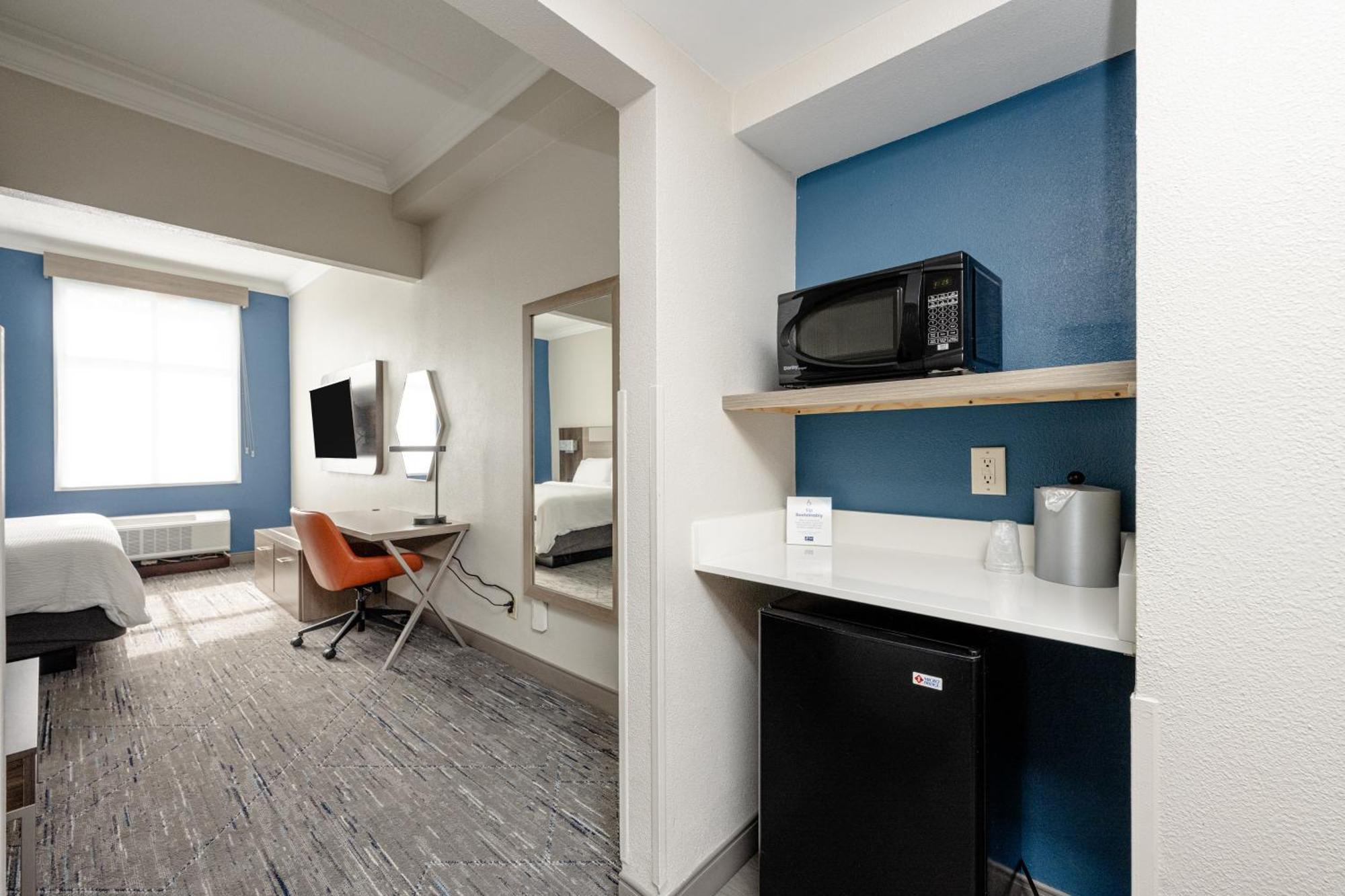 One Bedroom King Suite with Sofa Bed - Non-Smoking