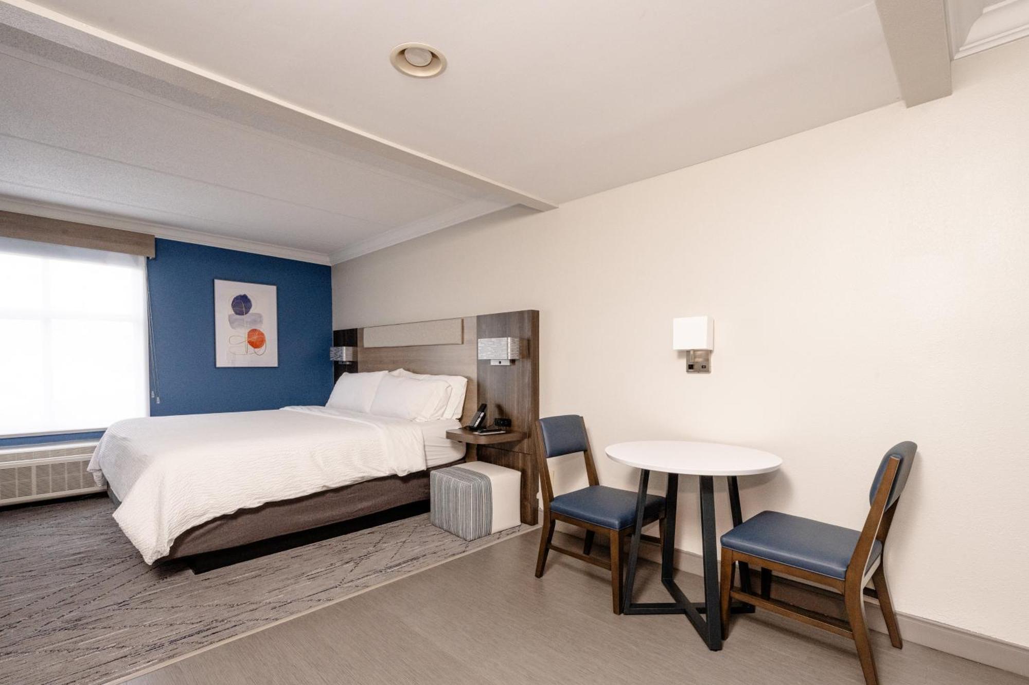 One Bedroom King Suite with Dinette - Non-Smoking