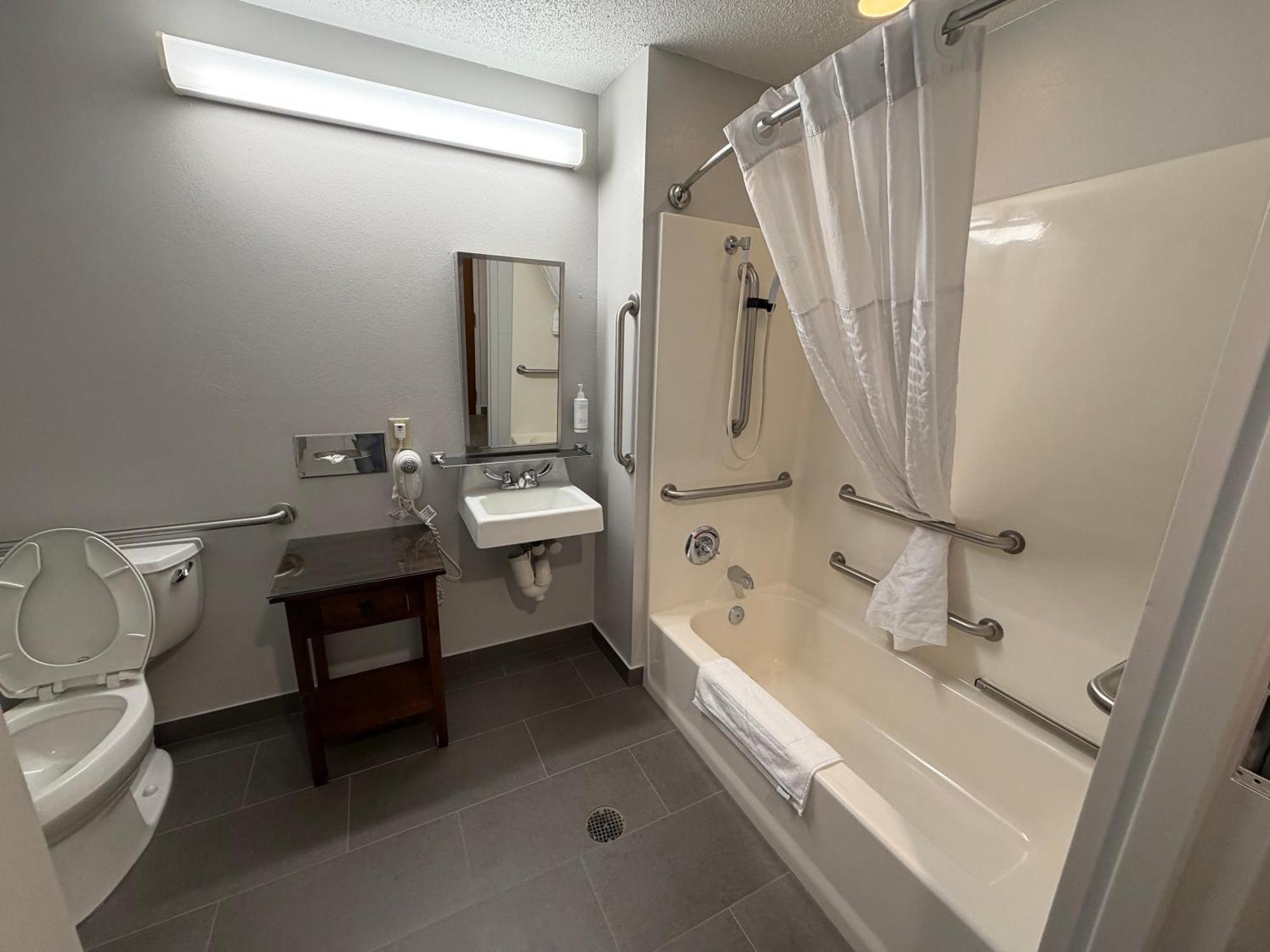 Queen Studio Suite - Mobility Access/Non-Smoking