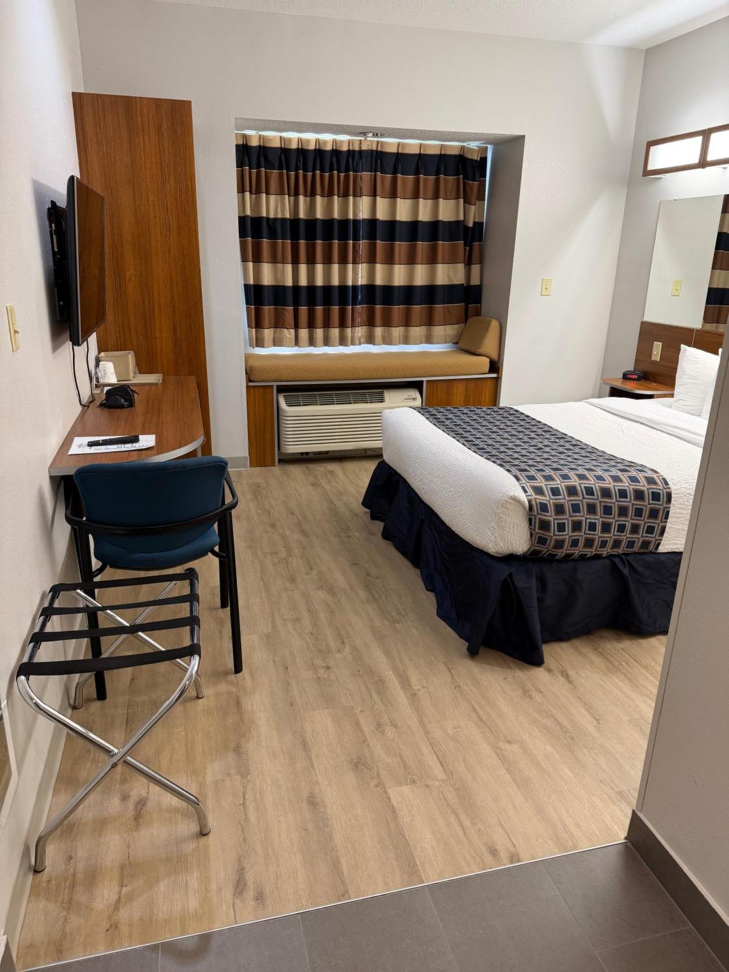 Room with Queen Bed - Disability Access - Non-Smoking