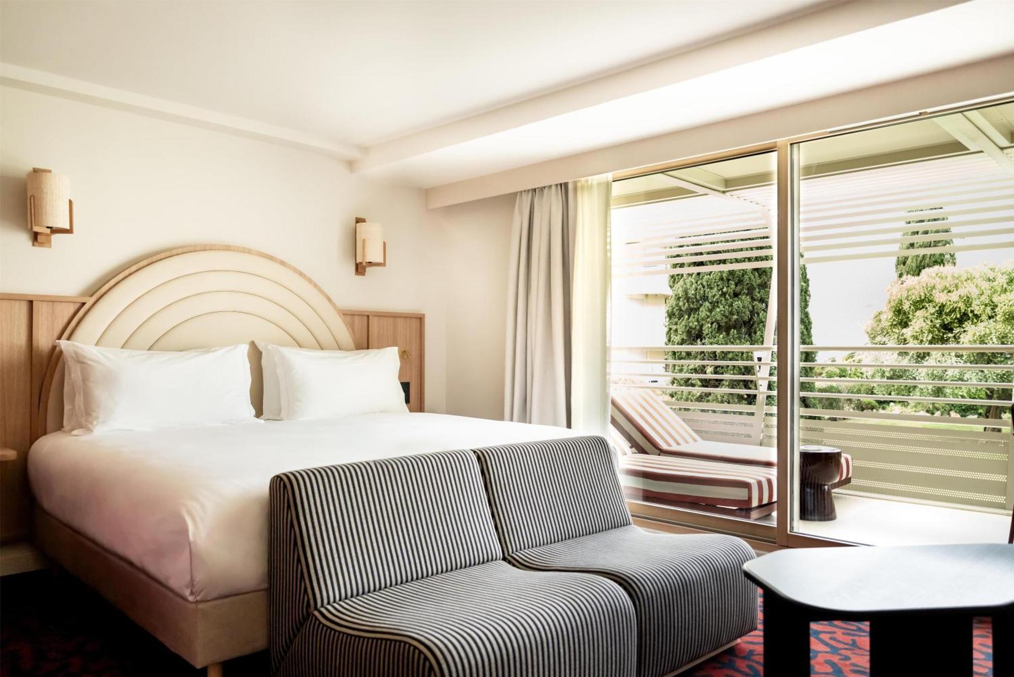 Deluxe King Room with Garden View