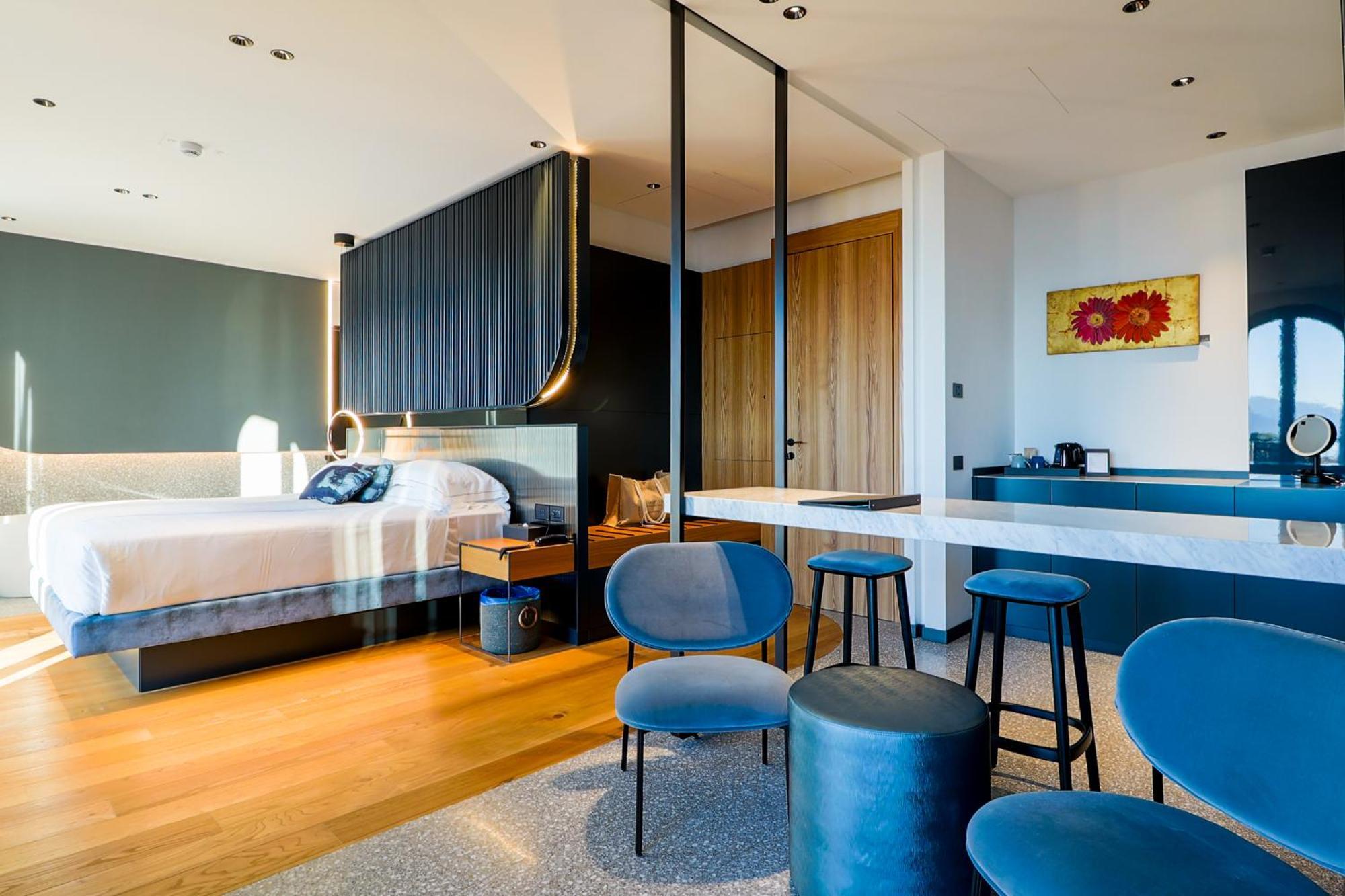 King Suite with Terrance and Lake View - Non-Smoking
