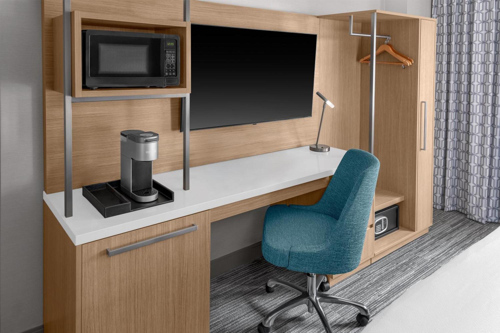 Quarto com Cama King-size e Chuveiro Acessível a Cadeirantes - Acessível para Hóspedes com Mobilidade Reduzida e Deficiência Auditiva