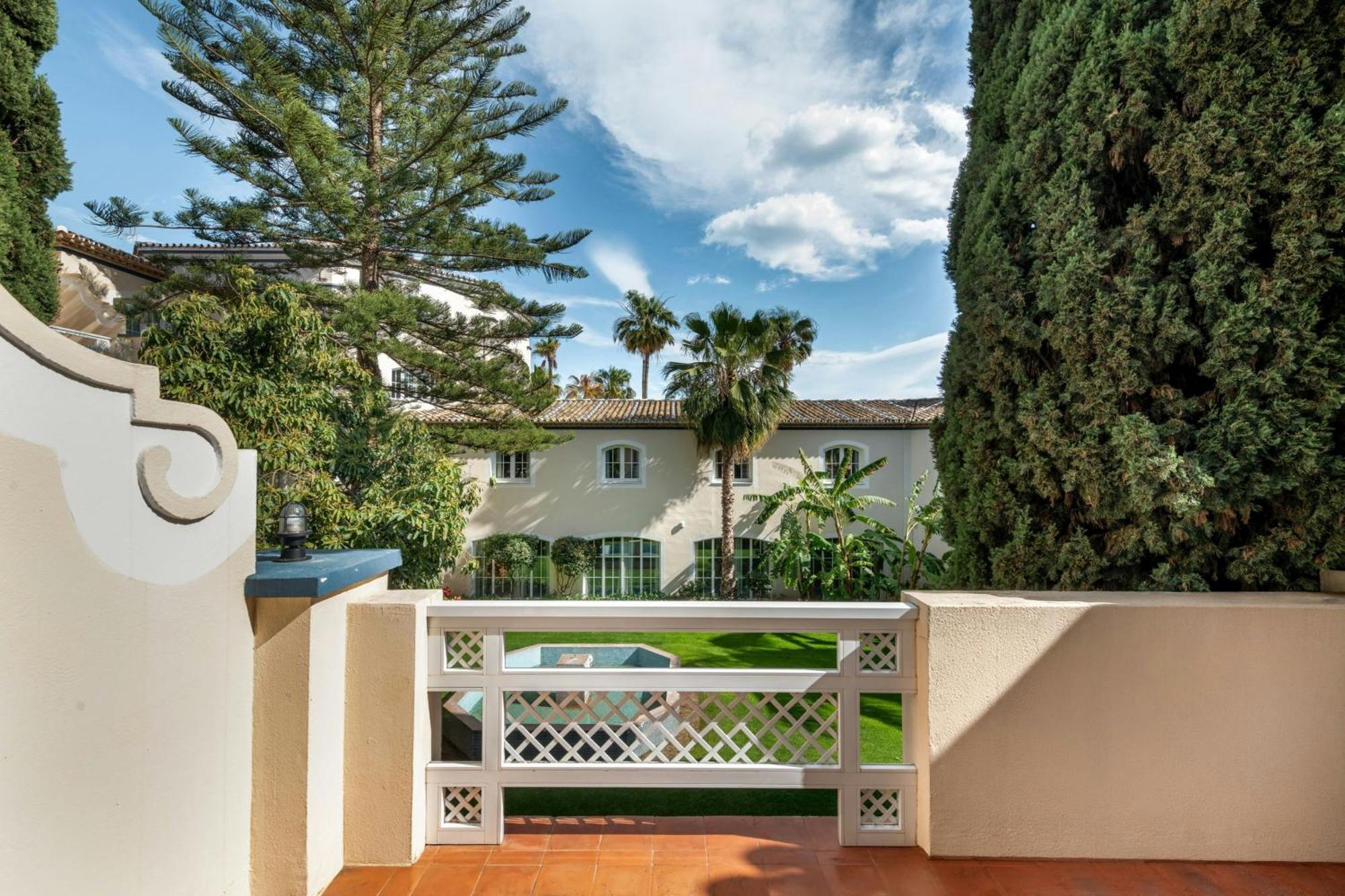 Junior King Suite Balcony Garden View