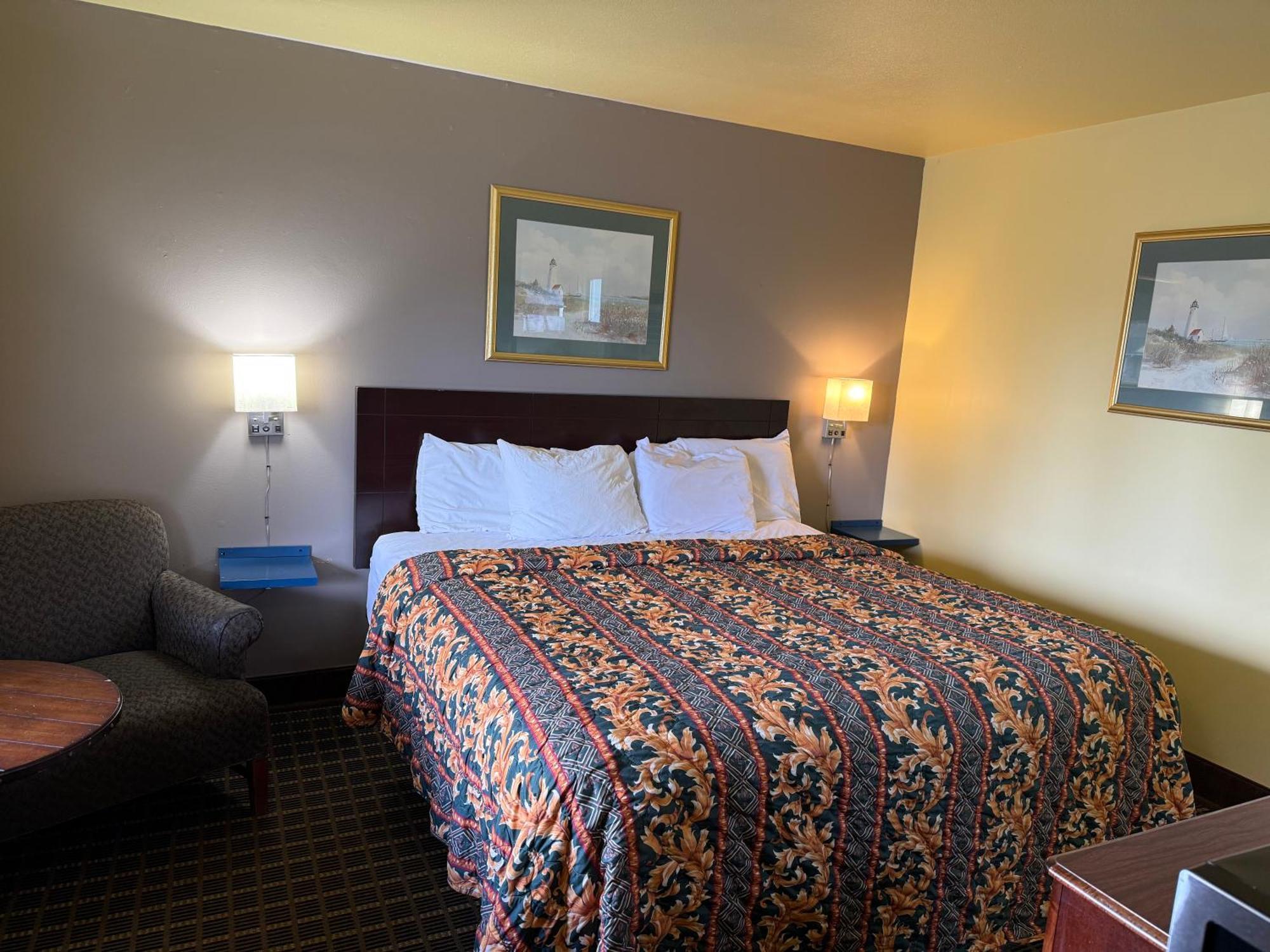 Single Room With One King Bed Pets Allowed