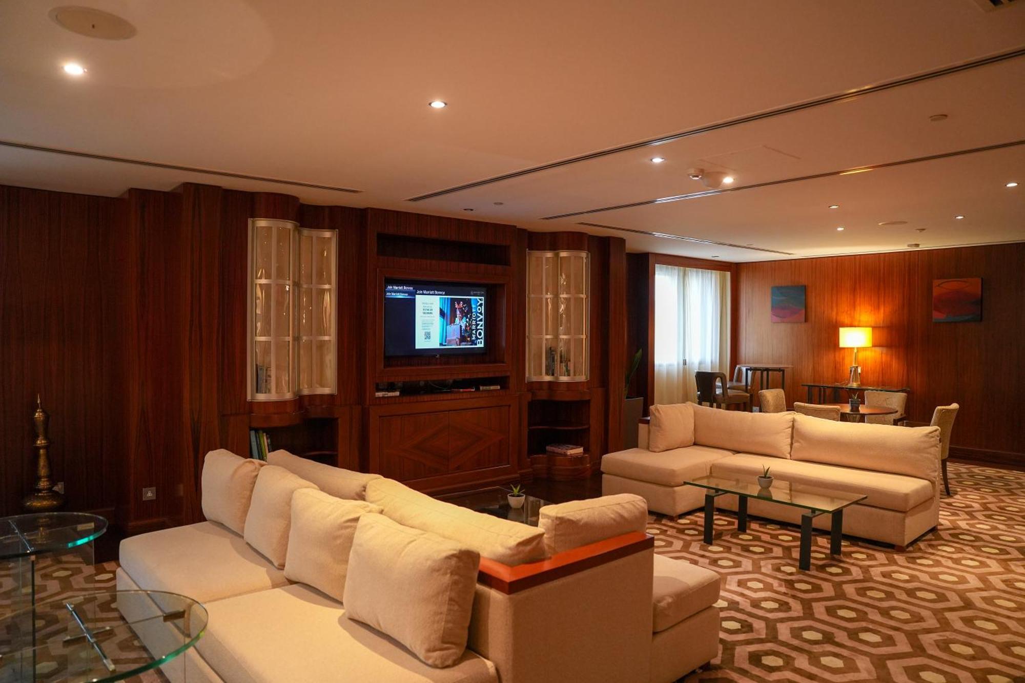 Royal Suite Club 1 King Bed
