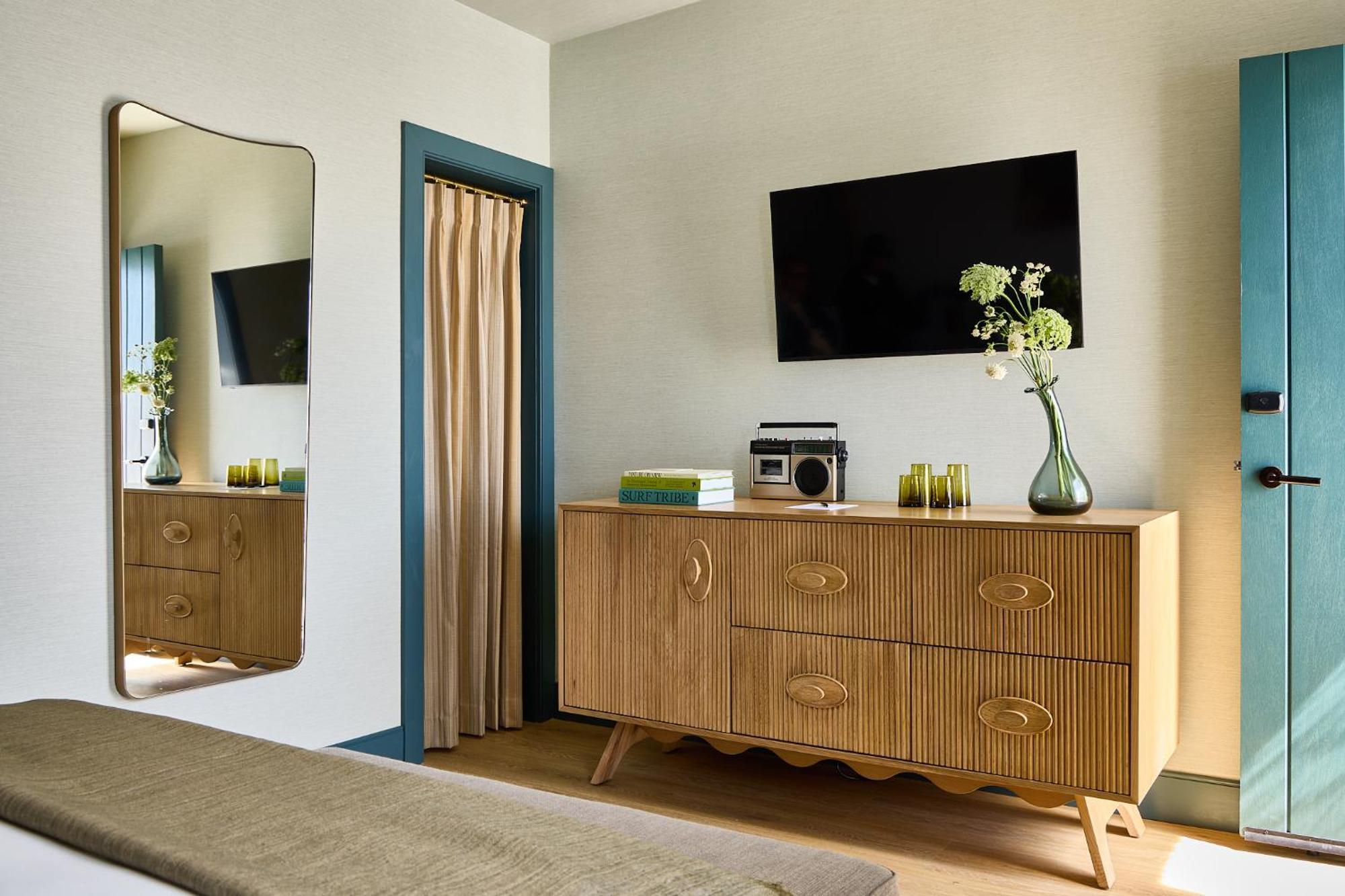 Habitación con cama grande