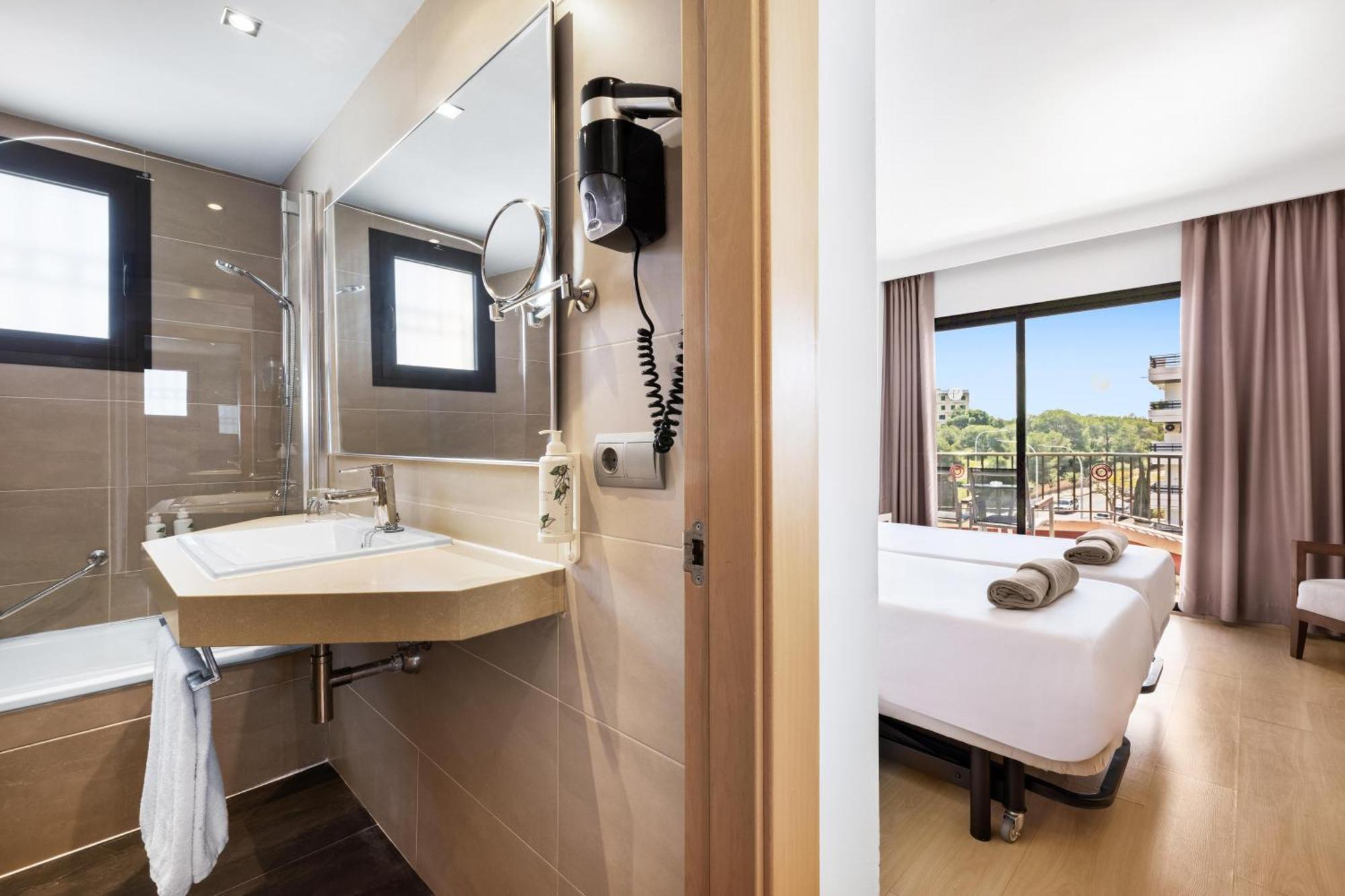Double Room with Pool View and Brunch