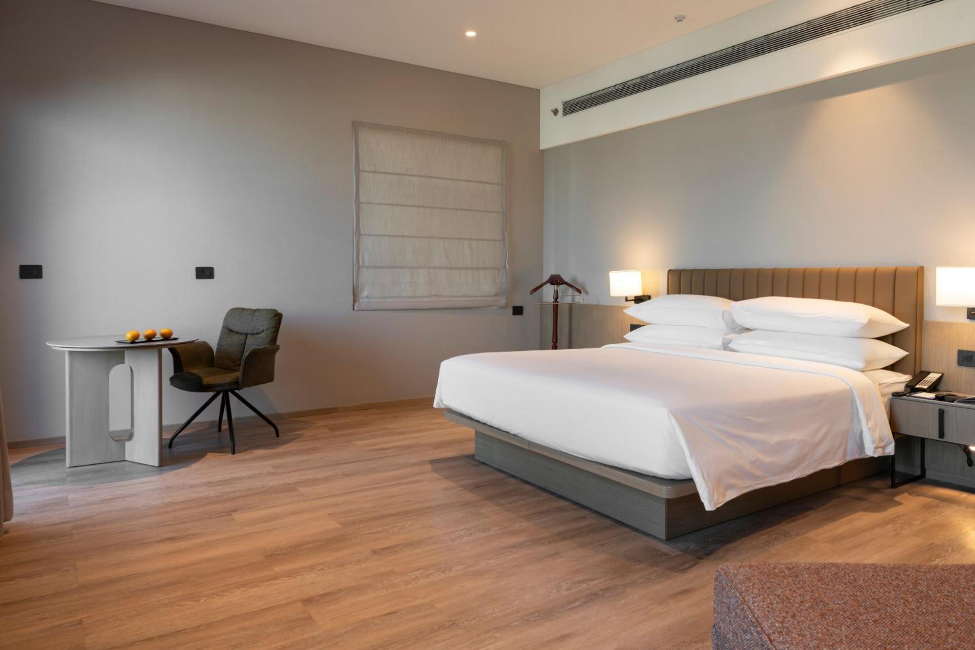 King Studio Suite with Tub and Balcony - Top Floor