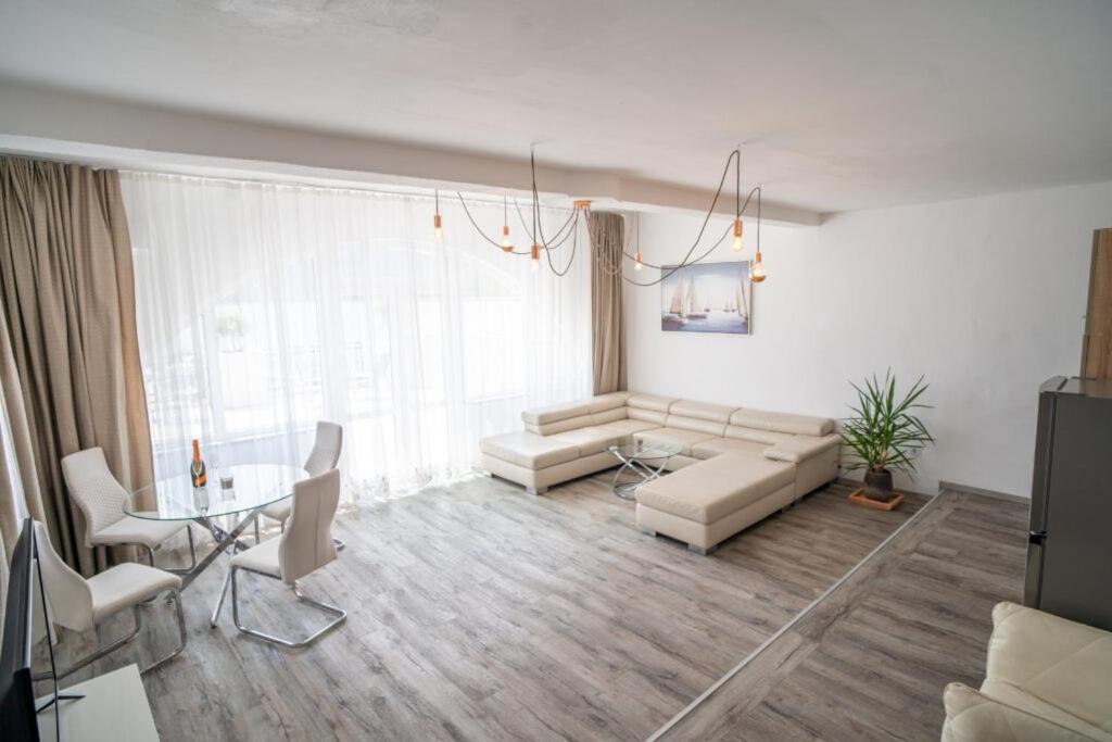 Deluxe One-Bedroom Apartment with Ocean View