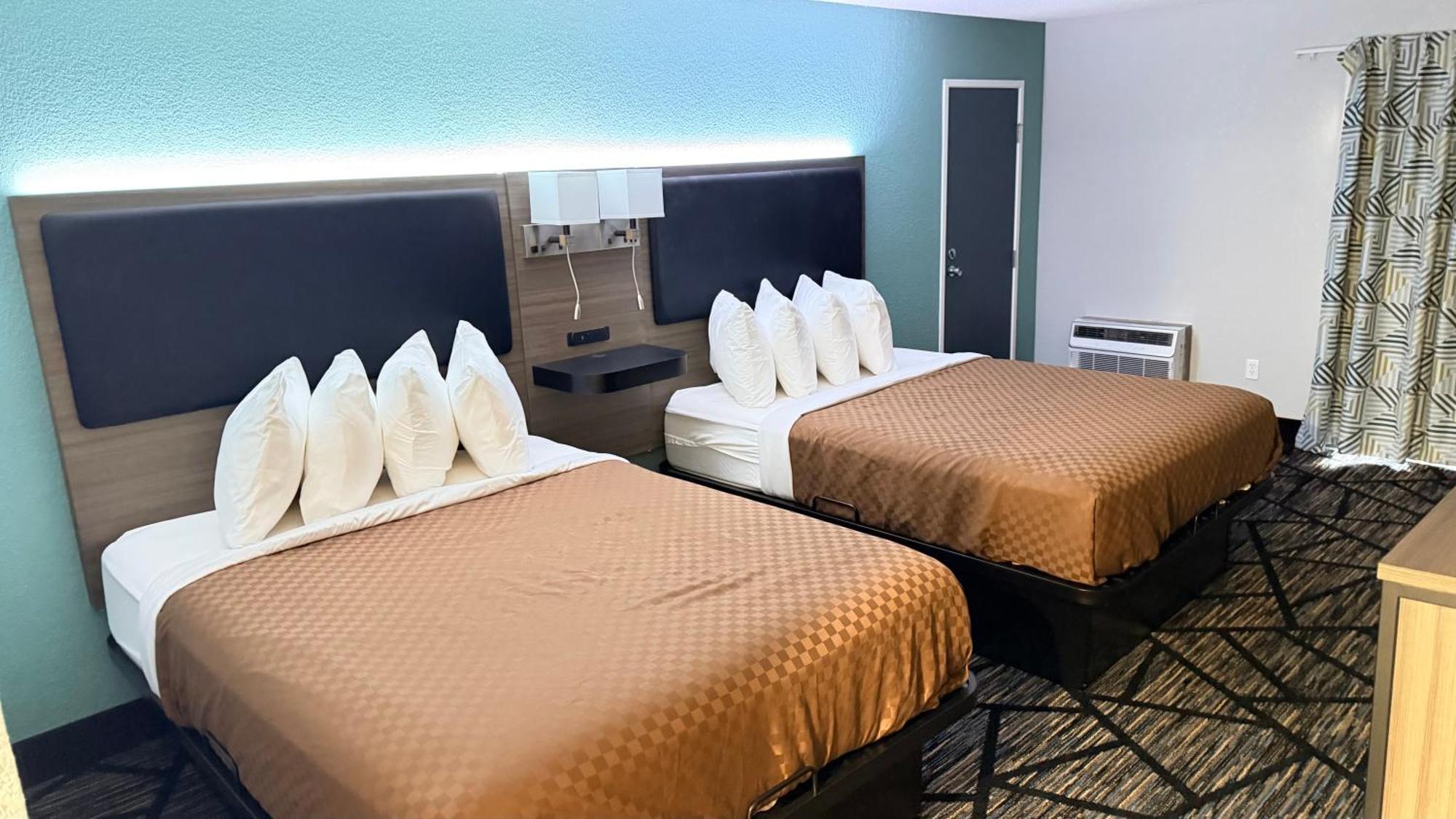 Spruce Double Queen Room with Balcony
