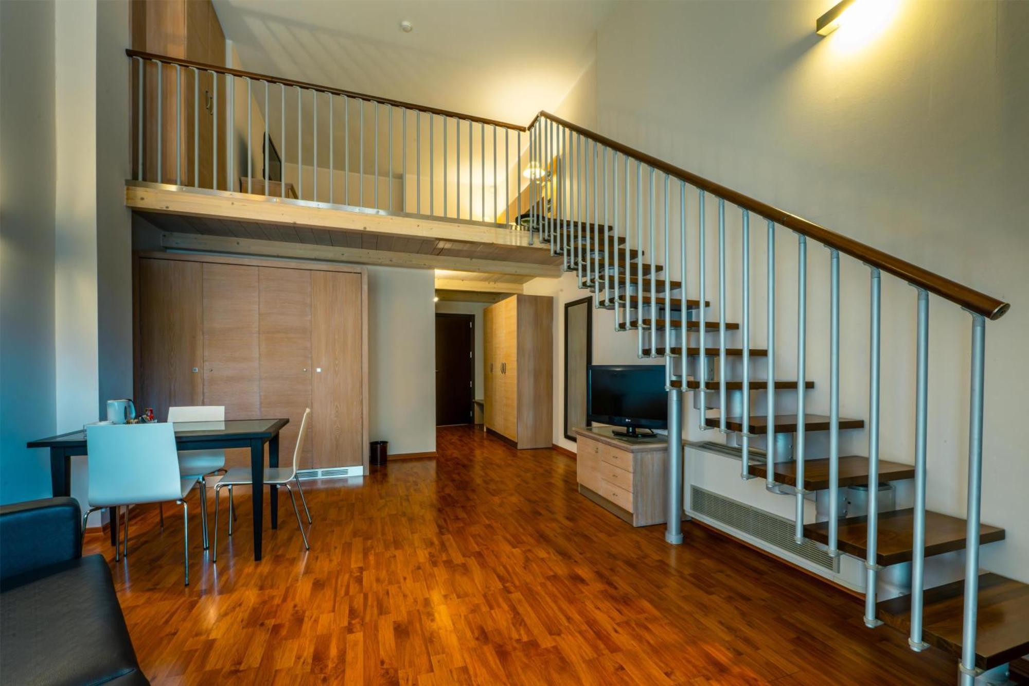 Two-Level Superior Queen Suite Spa Bath Non-Smoking