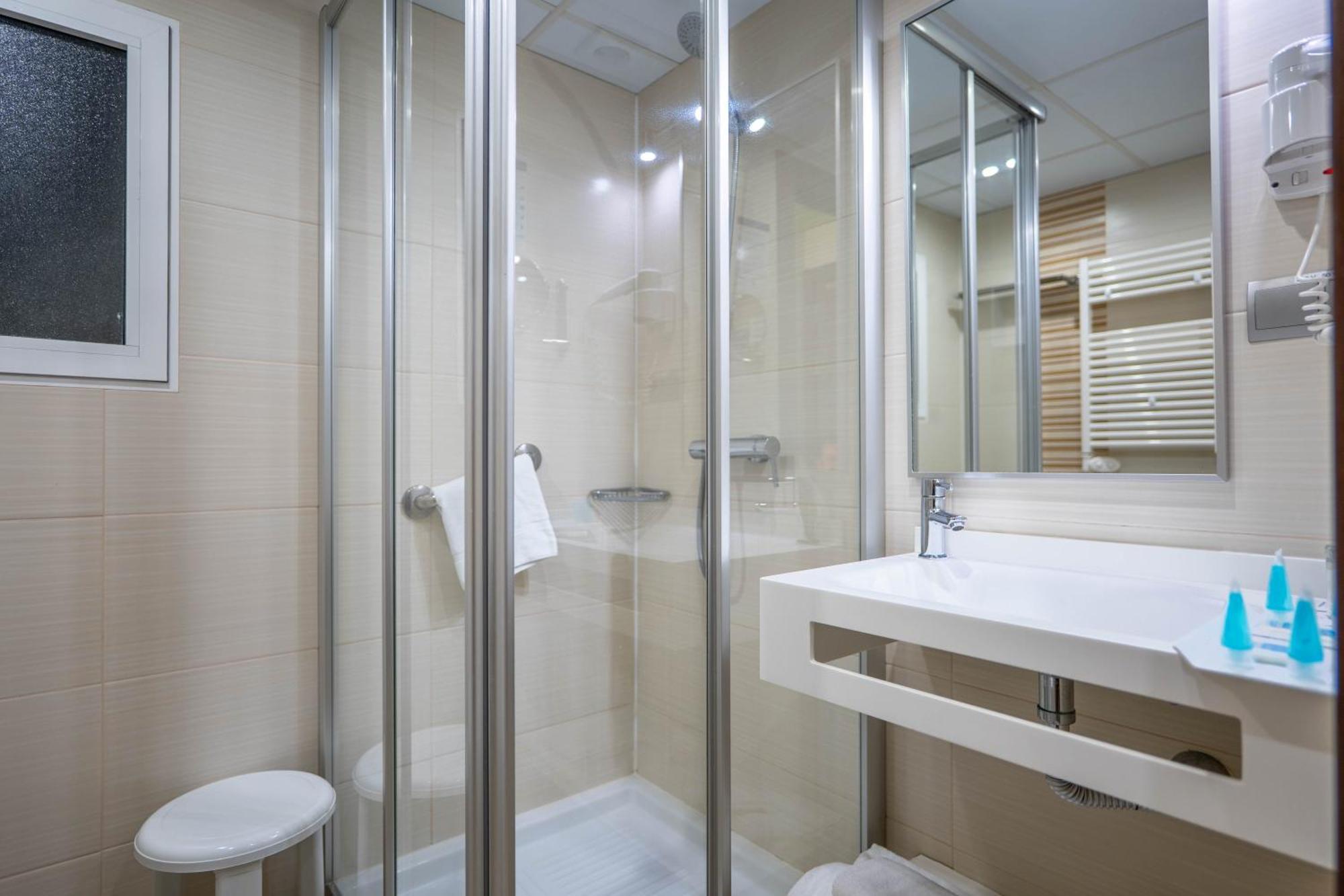 Comfort Double or Twin Room Lateral Sea View