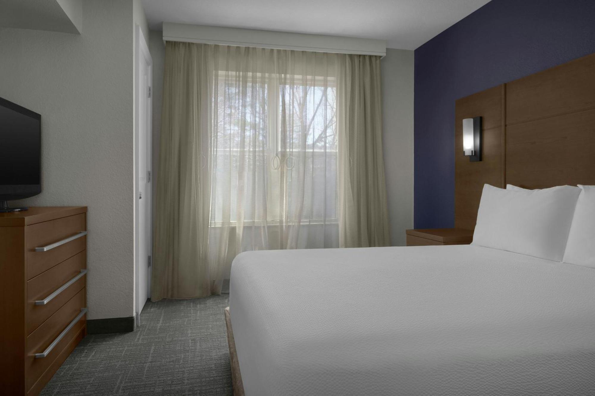 One-Bedroom Queen Suite with Sofa Bed - Hearing Accessible