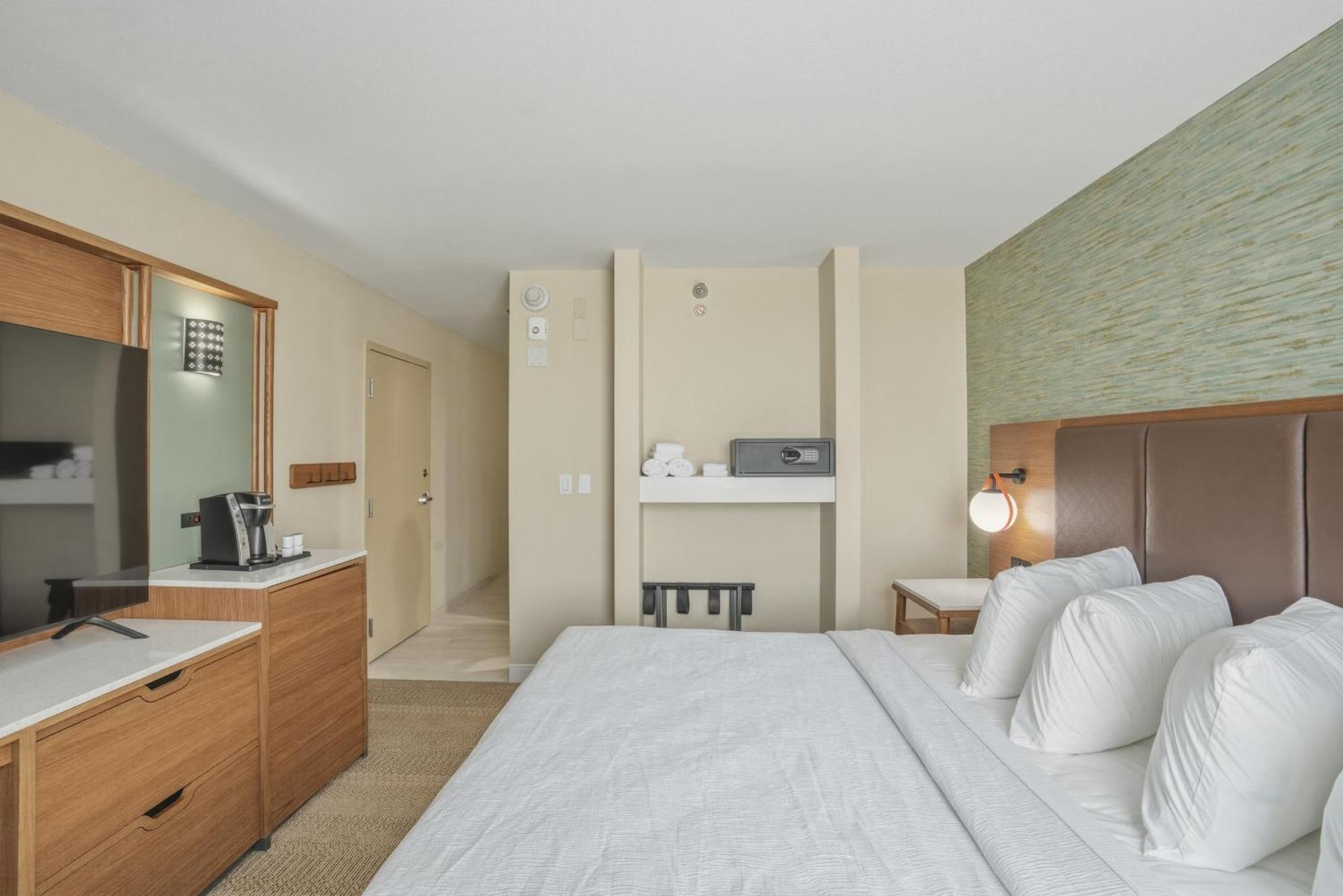 King Room with Roll In Shower - Non-Smoking