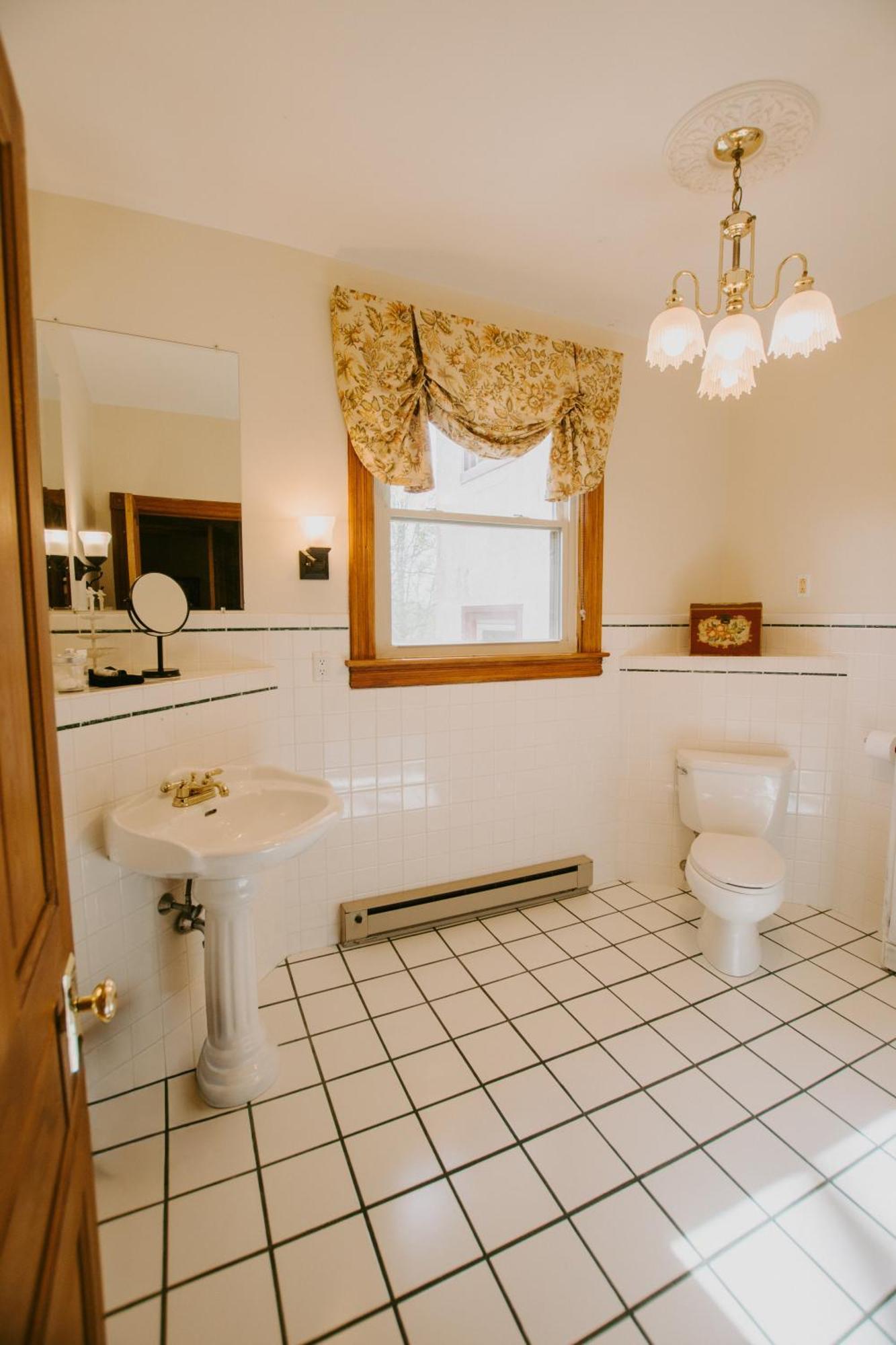 Deluxe Queen Room with Whirlpool