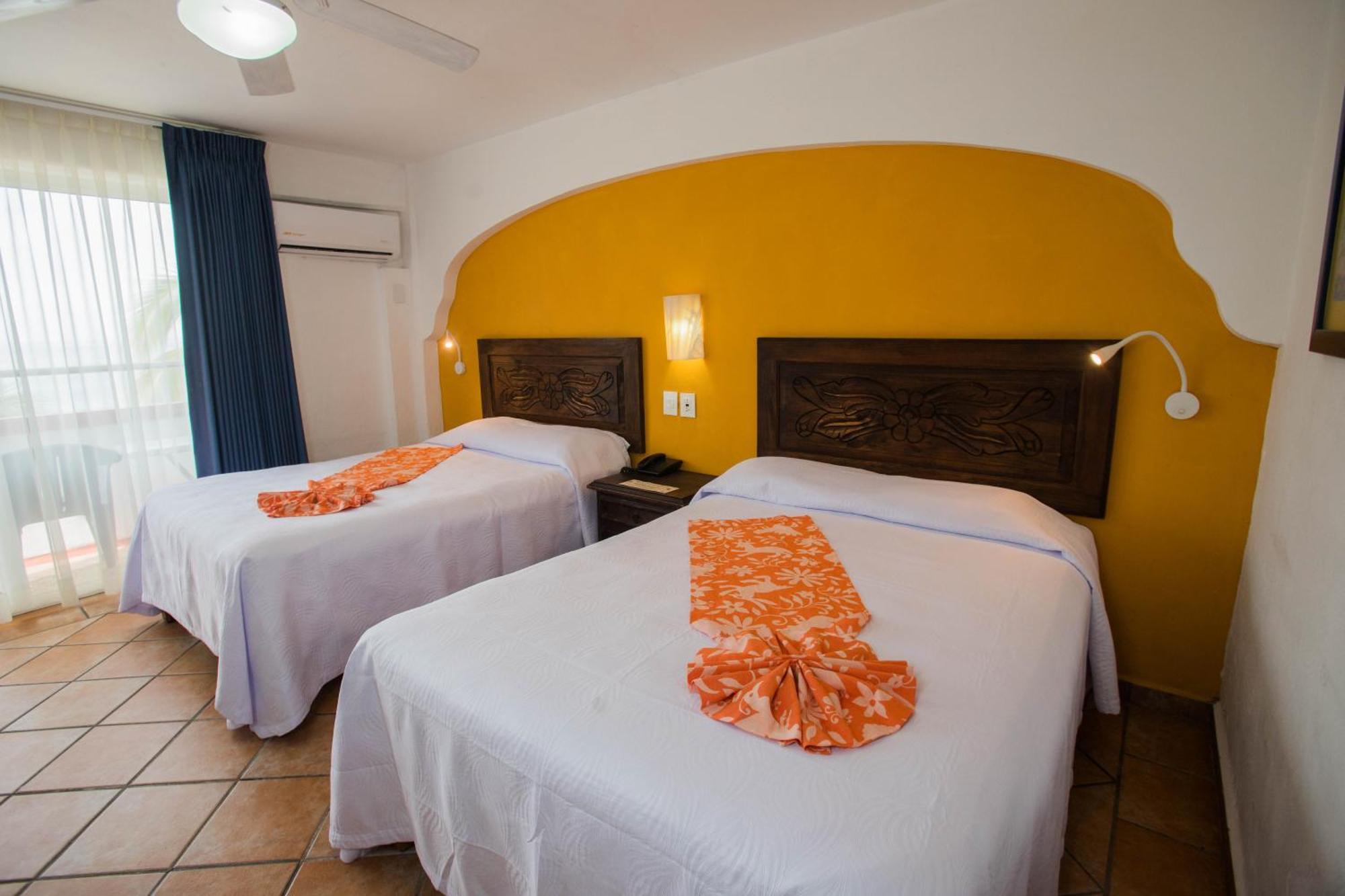 Quarto com 2 Camas de Casal e Vista do Mar