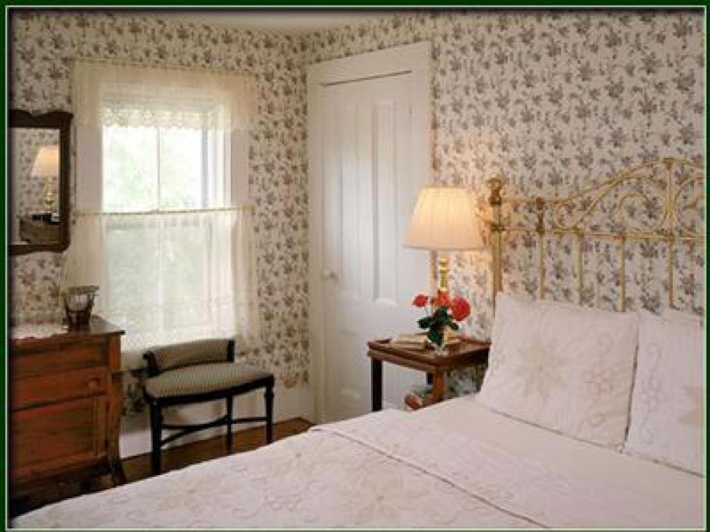 Queen Room Garden View