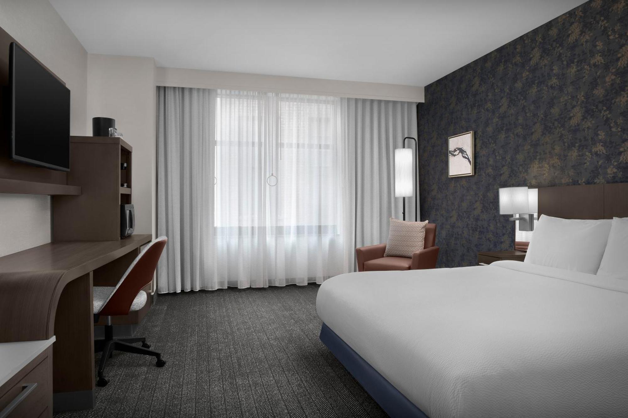Habitación con cama extragrande y sofá cama