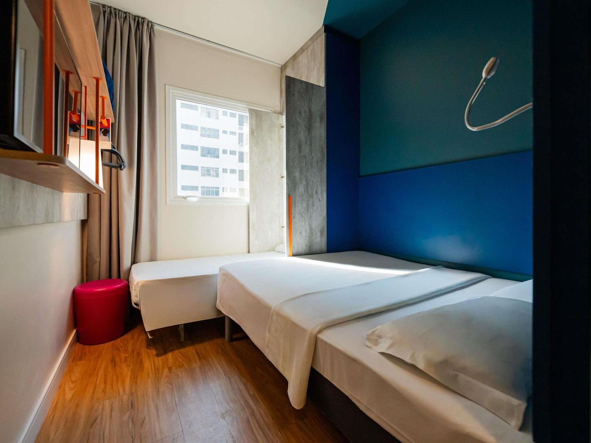 Apartment with a double bed and a built-in single bed.