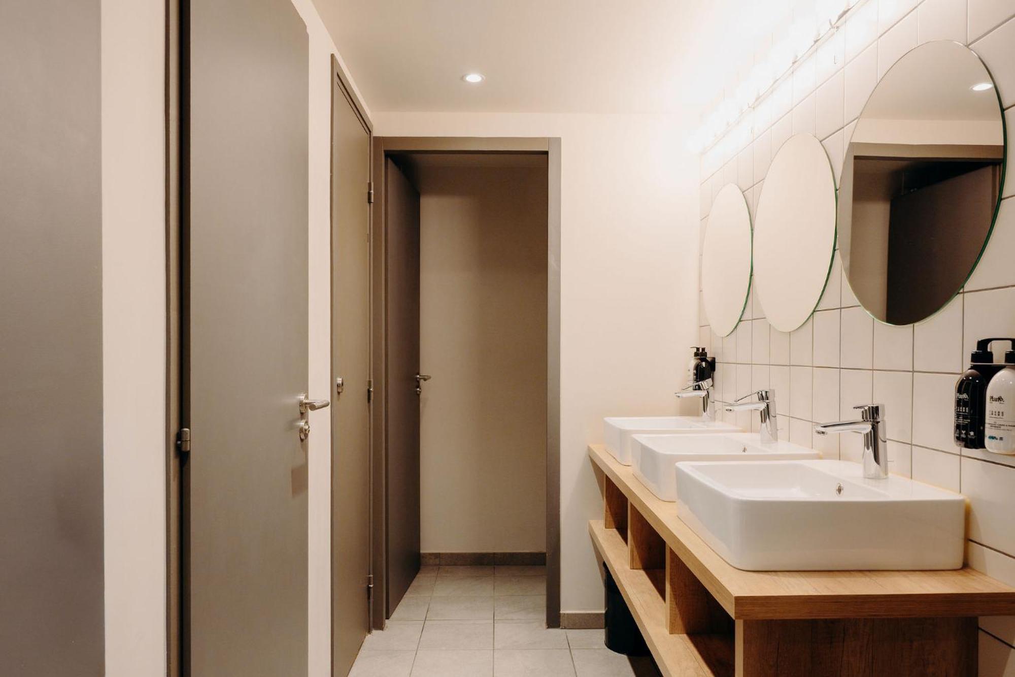 10-Bed Mixed Dormitory Room