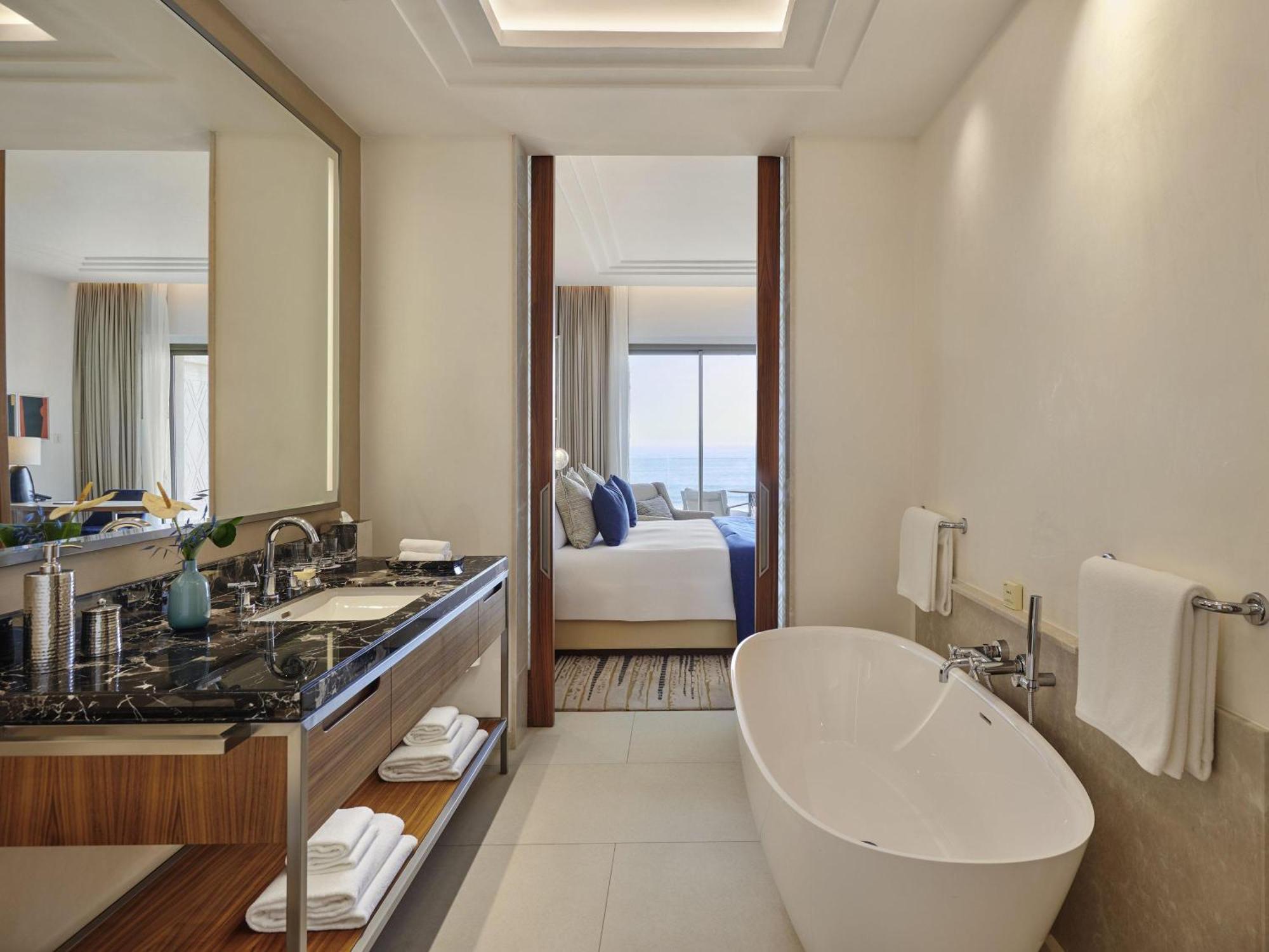 Deluxe Zimmer mit Kingsize-Bett mit Meerblick
