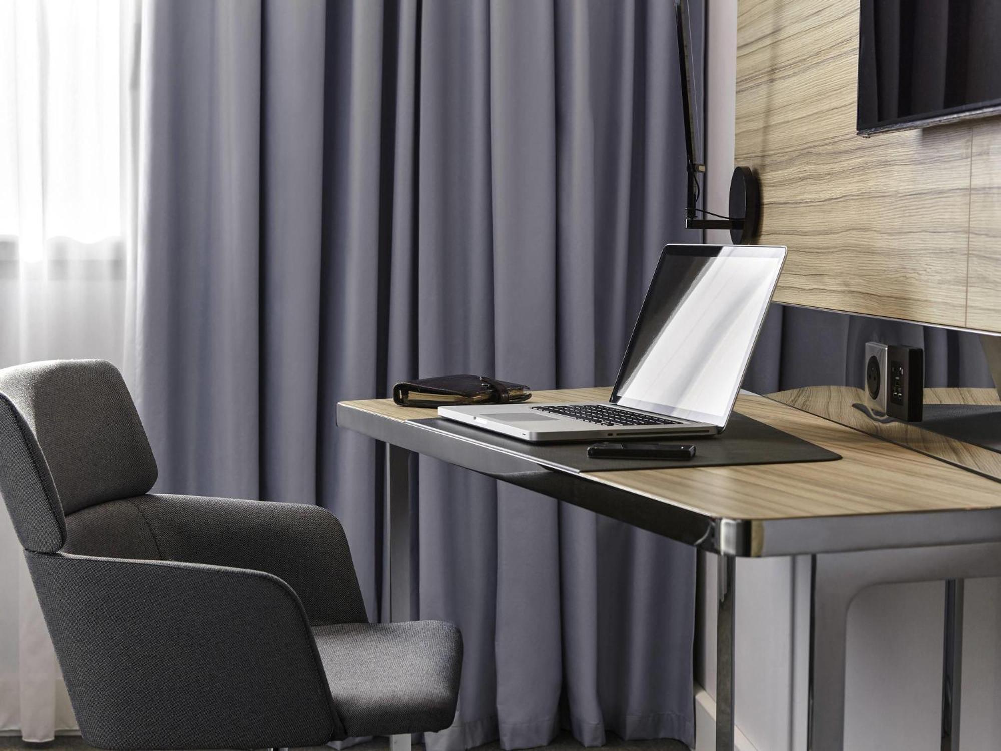 Executive Room 1 Queen Bed Sofa
