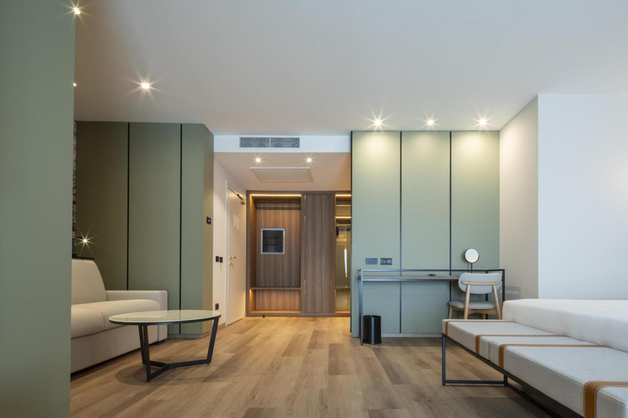 Junior Queen Suite with Sofa Bed and Balcony - Free Spa Access