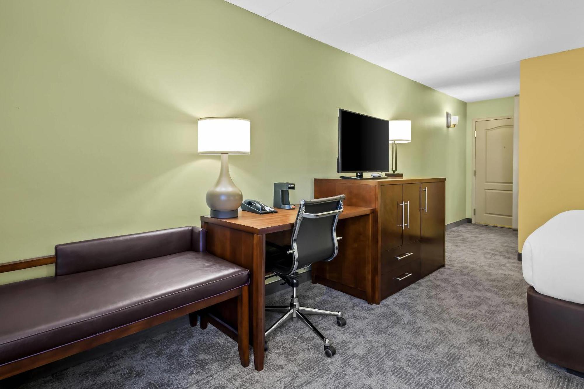 Queen Room with Two Queen Beds - Pet Friendly