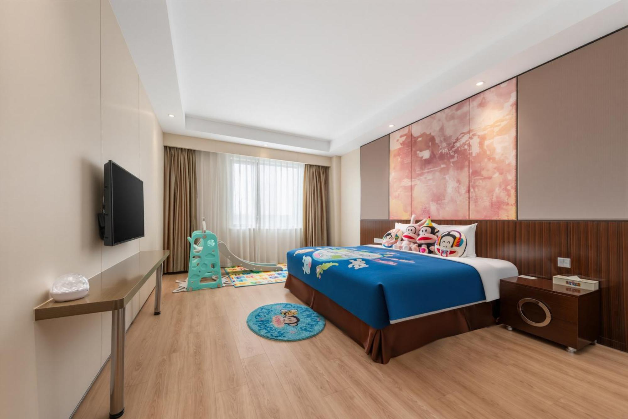 One-Bedroom King Suite with Kid Bed - Kids Theme