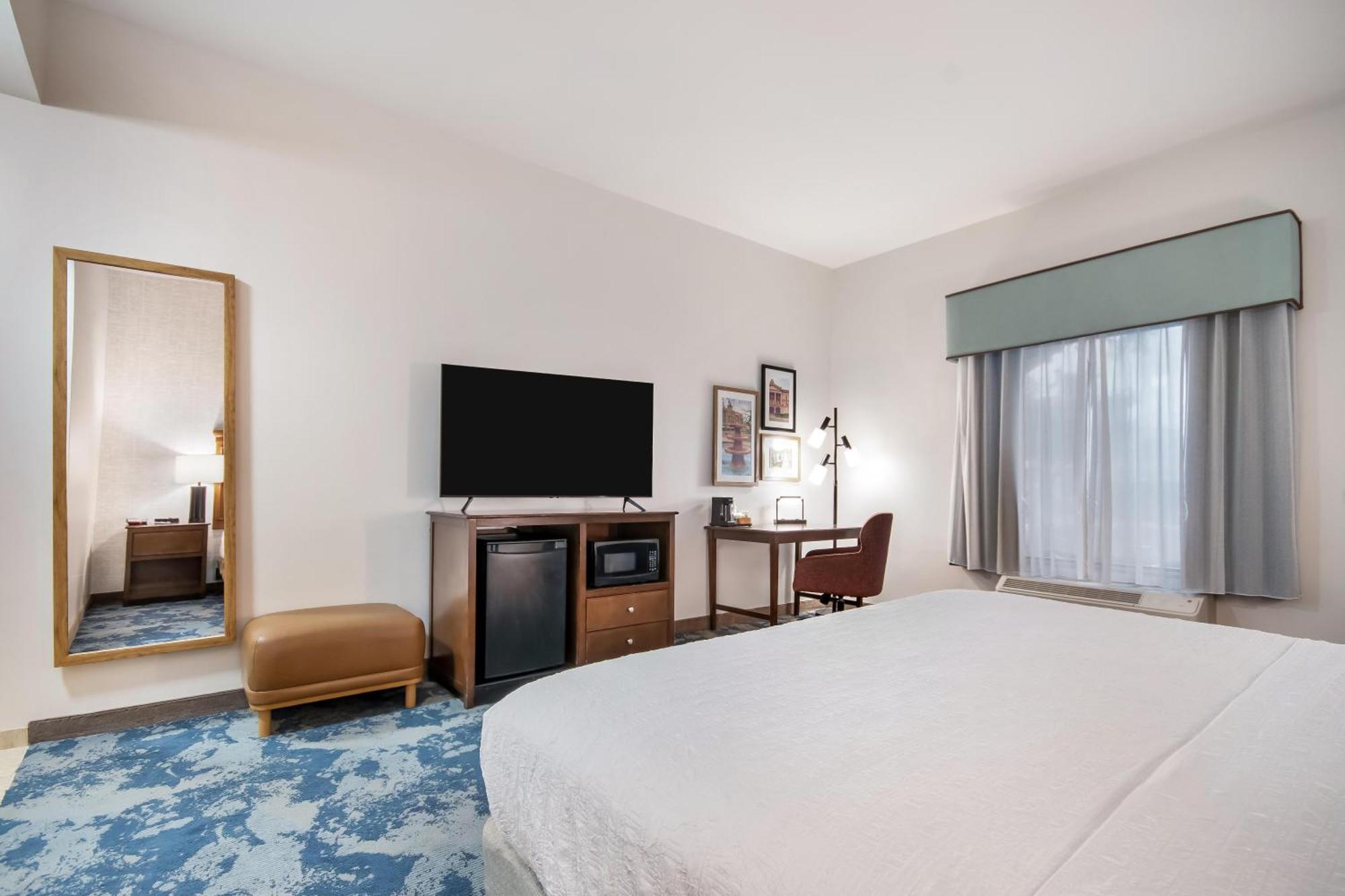 King Room with Accessible Tub - Mobility and Hearing Access/Non-Smoking