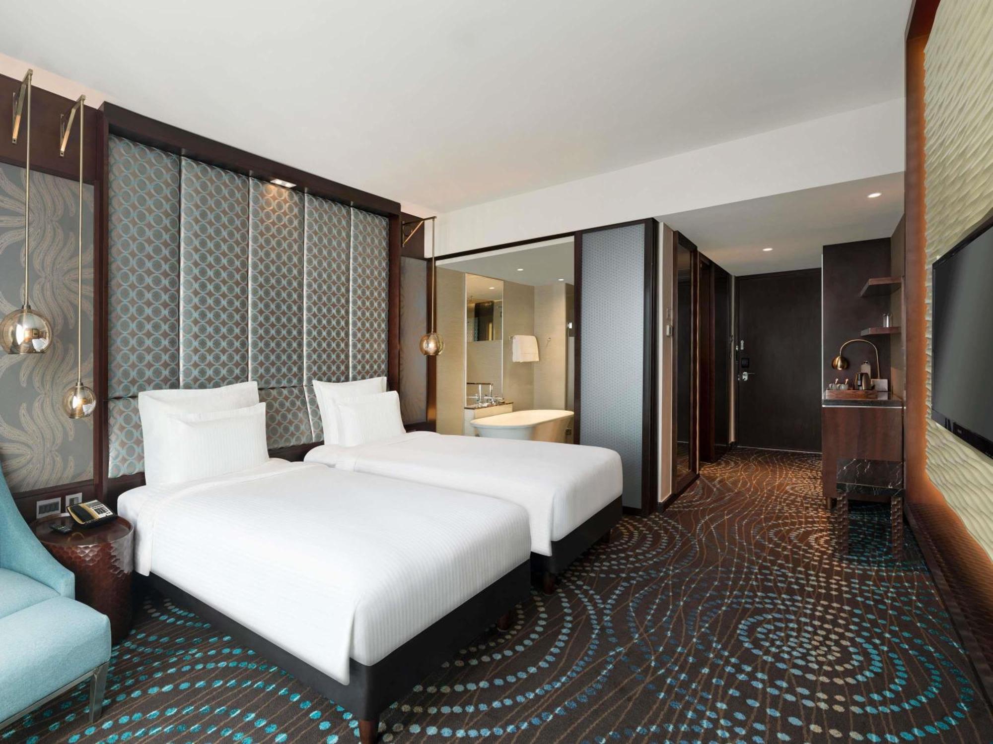 Superior Twin Room Pool View Bathtub