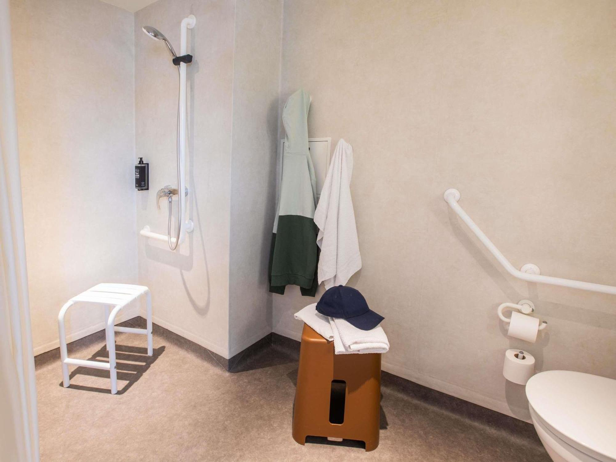 Standard Room people reduced mobility Two Single or twin Beds