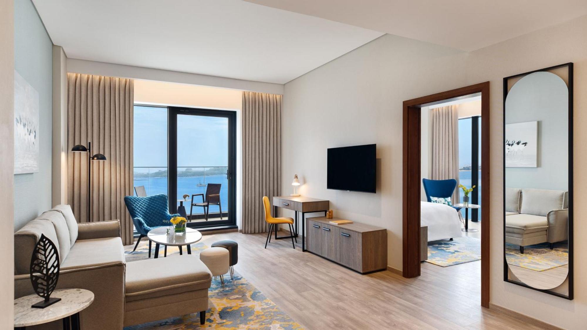 Suite mit Kingsize-Bett, Schlafsofa und Panoramabalkon zum Meer