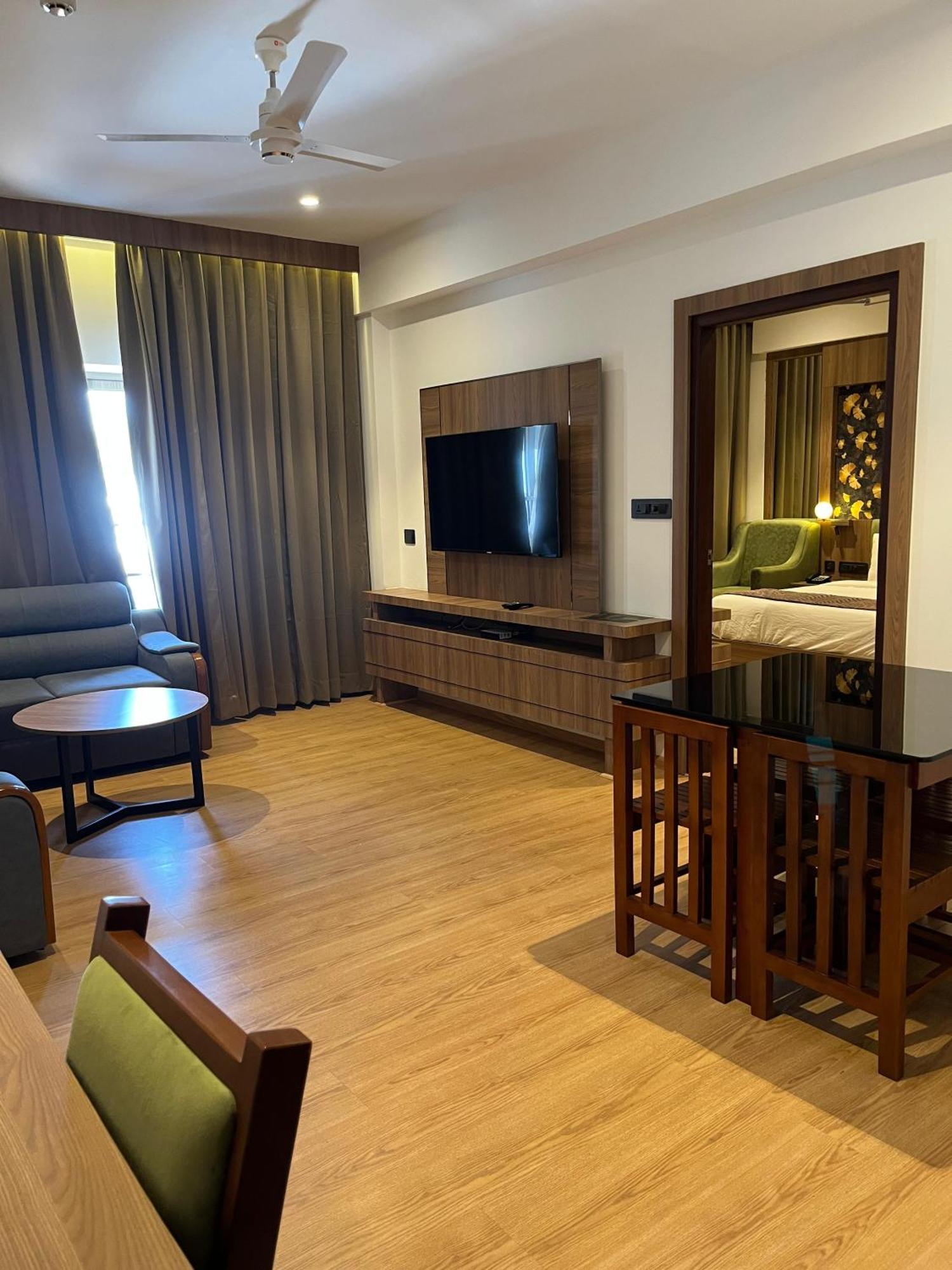 Semi Suite