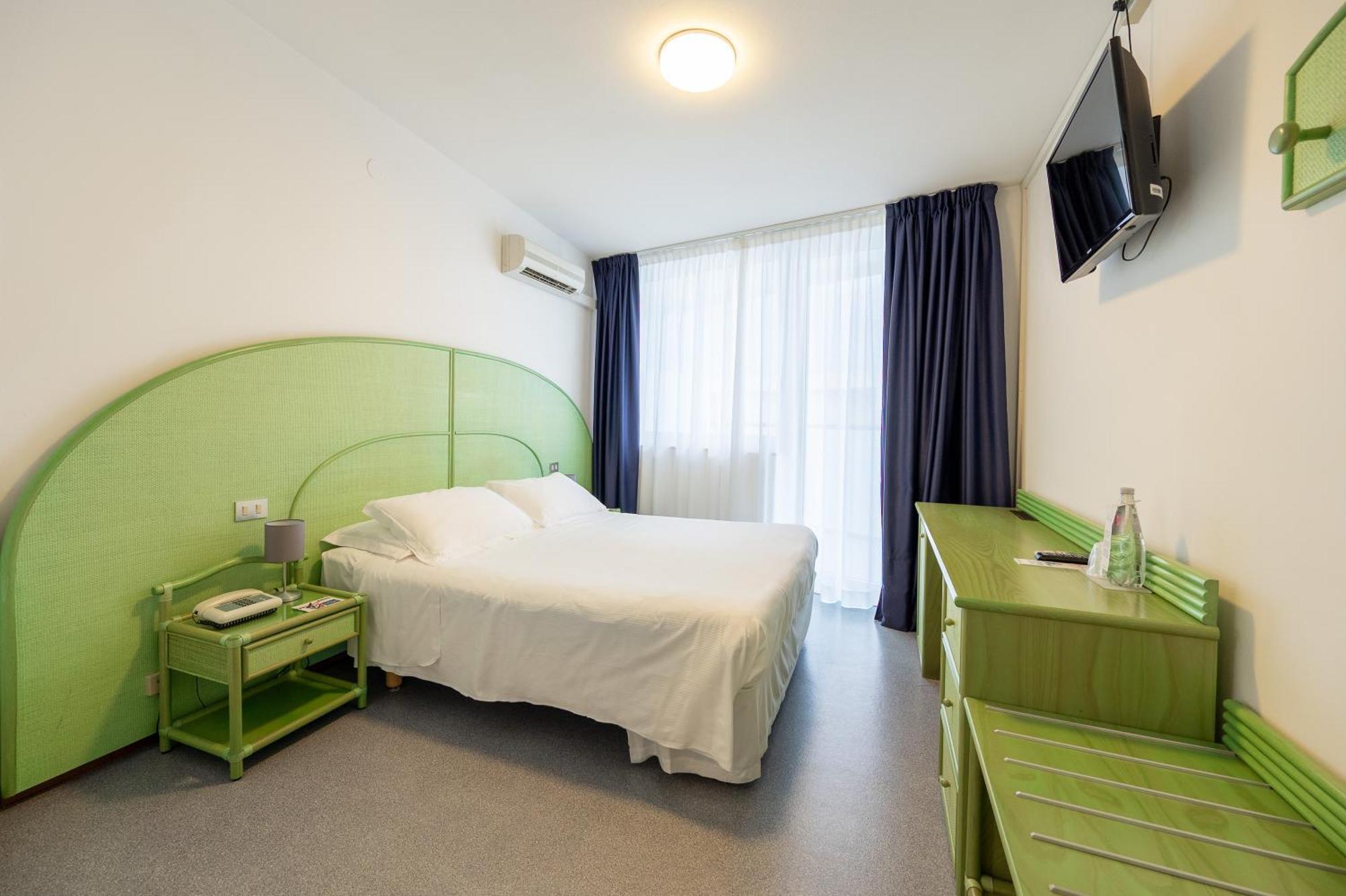 Double or Twin Room with Side Sea View - High Floor