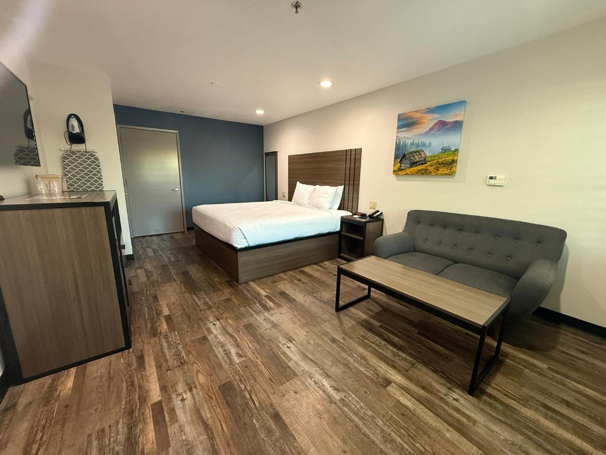 1 King Bed, Hearing Accessible Room, Non-Smoking