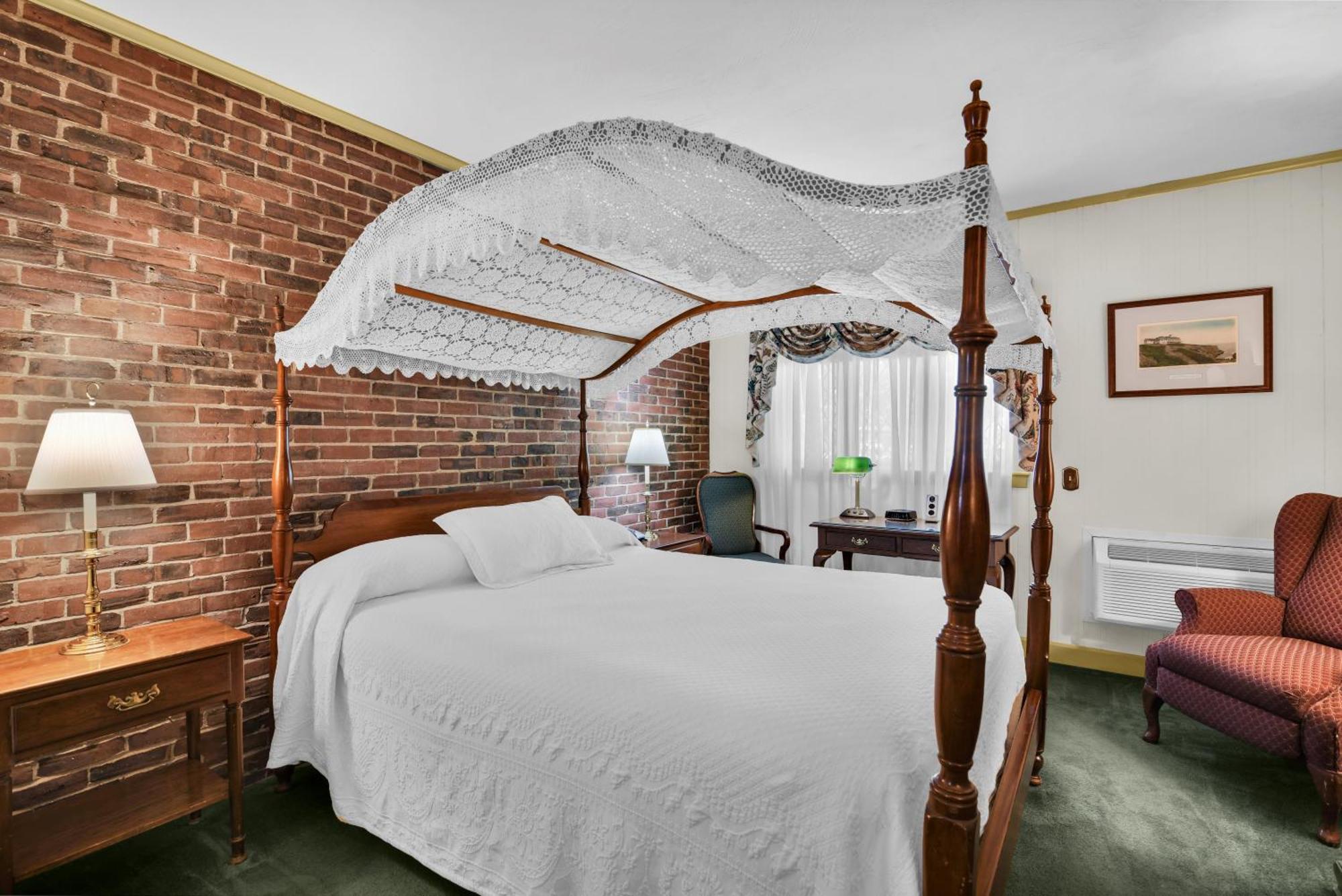 Queen Canopy Room [BI]