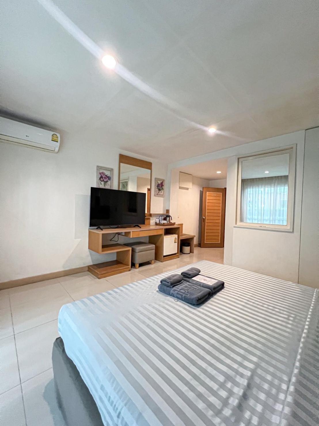 Deluxe Room,1771537747:JPEG